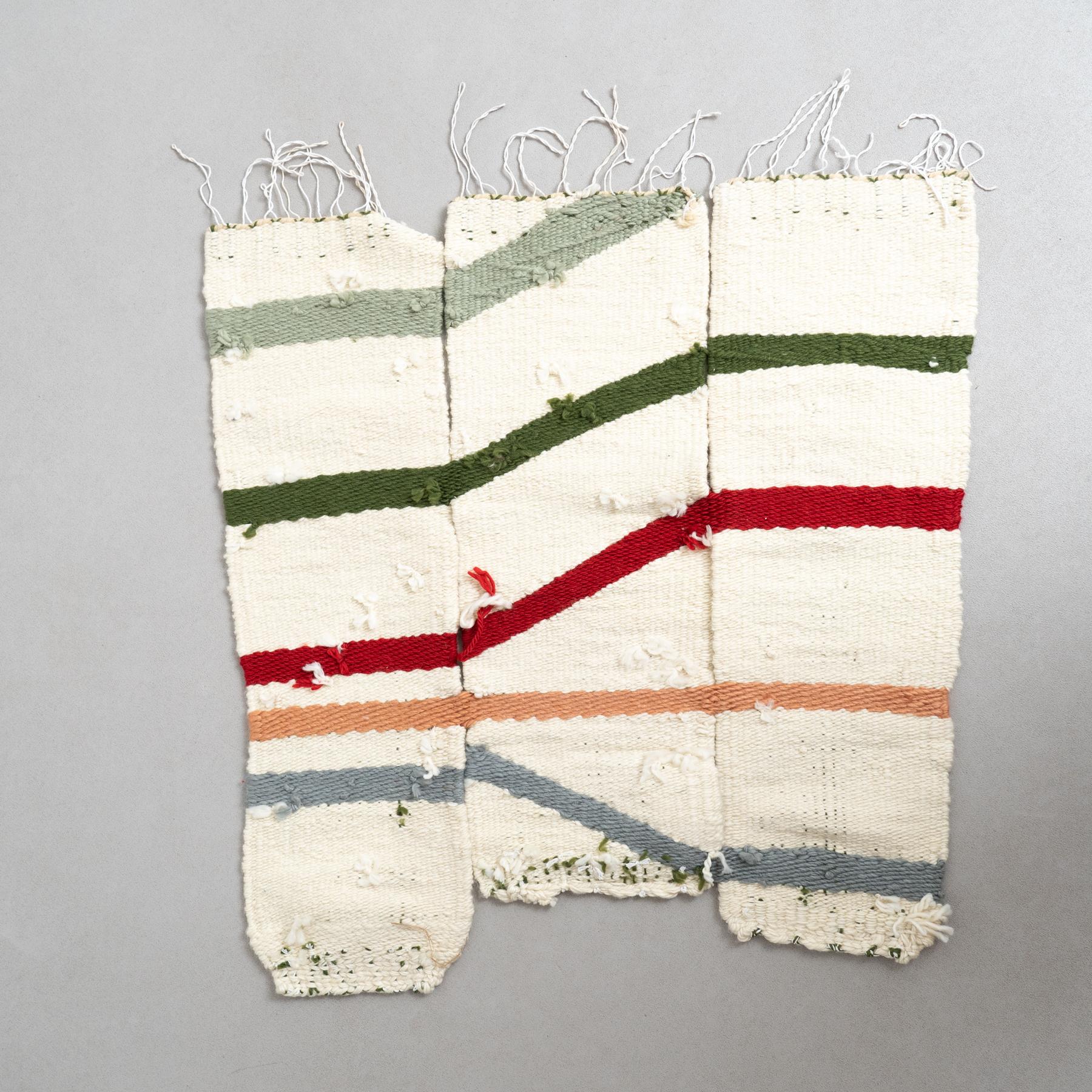 Wall Tapestry – Geometric Composition from the 70s

This wall tapestry, created in France around 1970 by an unknown artist, is a textile work of art that stands out for its exceptional craftsmanship and attractive geometric composition. Its vibrant