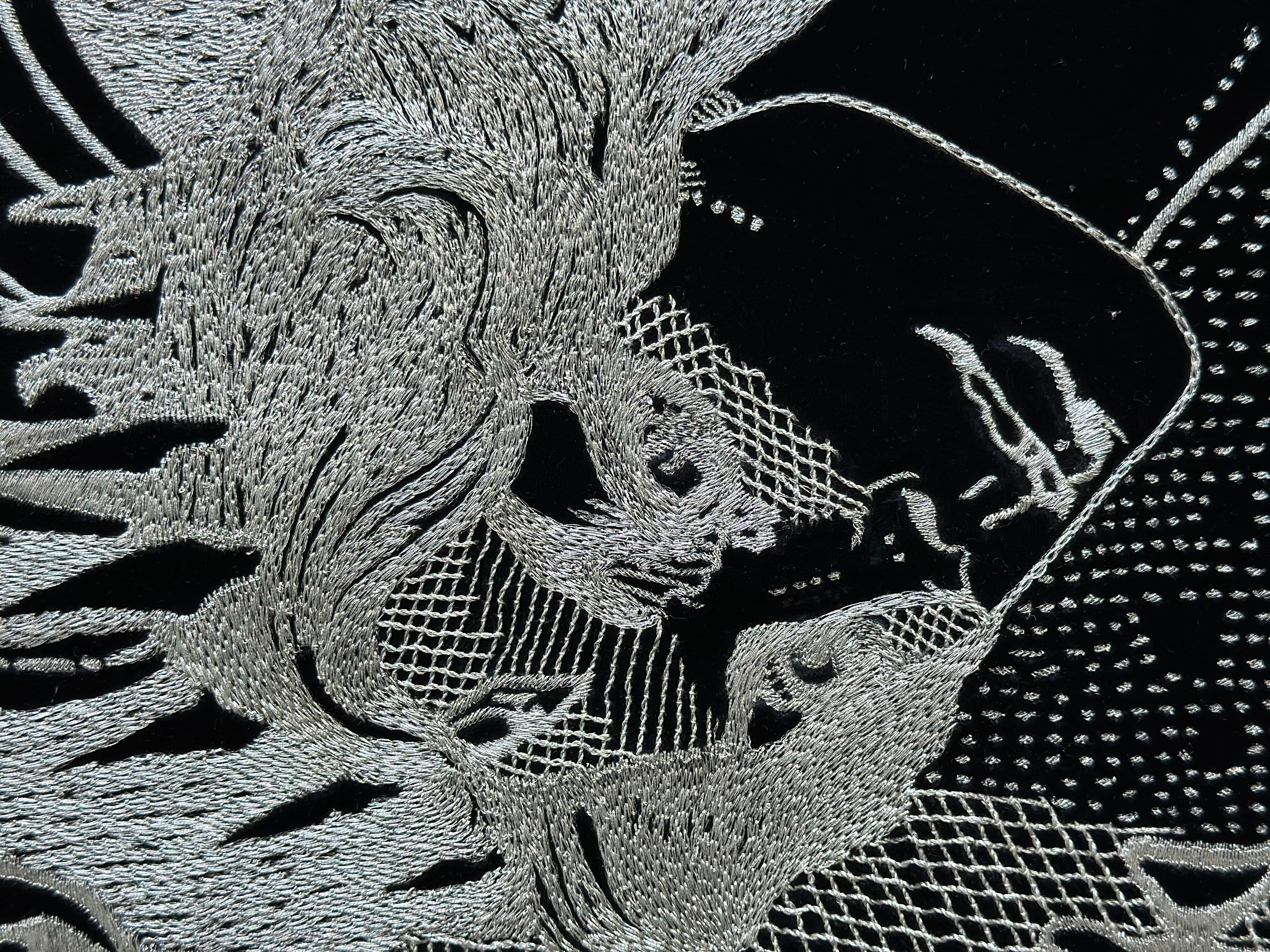 
Wandteppich in Seidenstickerei, nach Meister und Margarita von Michael Bulgakov, silberner Metallfaden über schwarzem Samt
Wir präsentieren Ihnen einen einzigartigen handgefertigten Wandteppich, der in Handstickerei-Techniken hergestellt wurde und