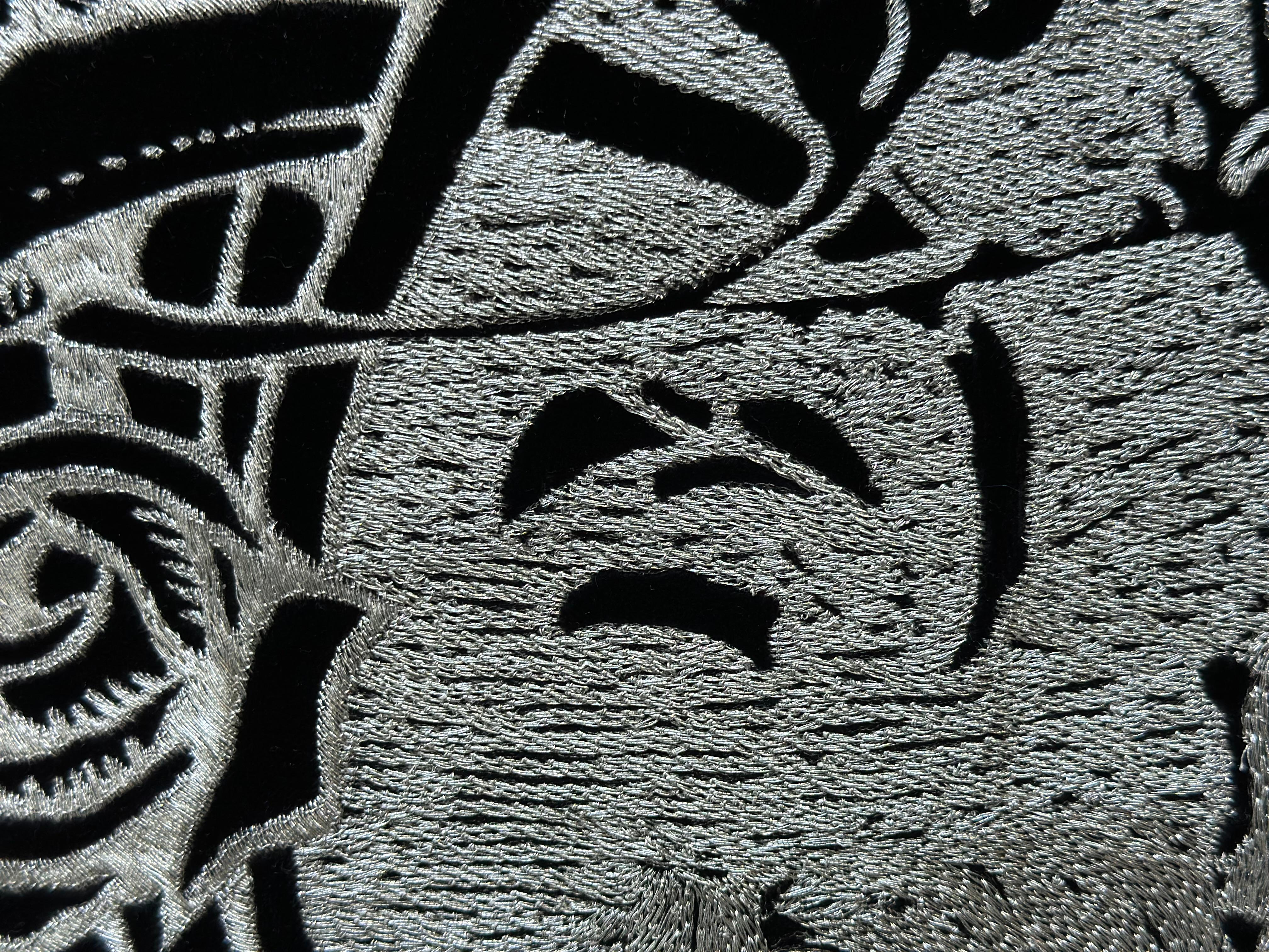 Wandteppich Silberne Stickerei, nach Meister und Margarita von Michael Bulgakov (Art déco) im Angebot