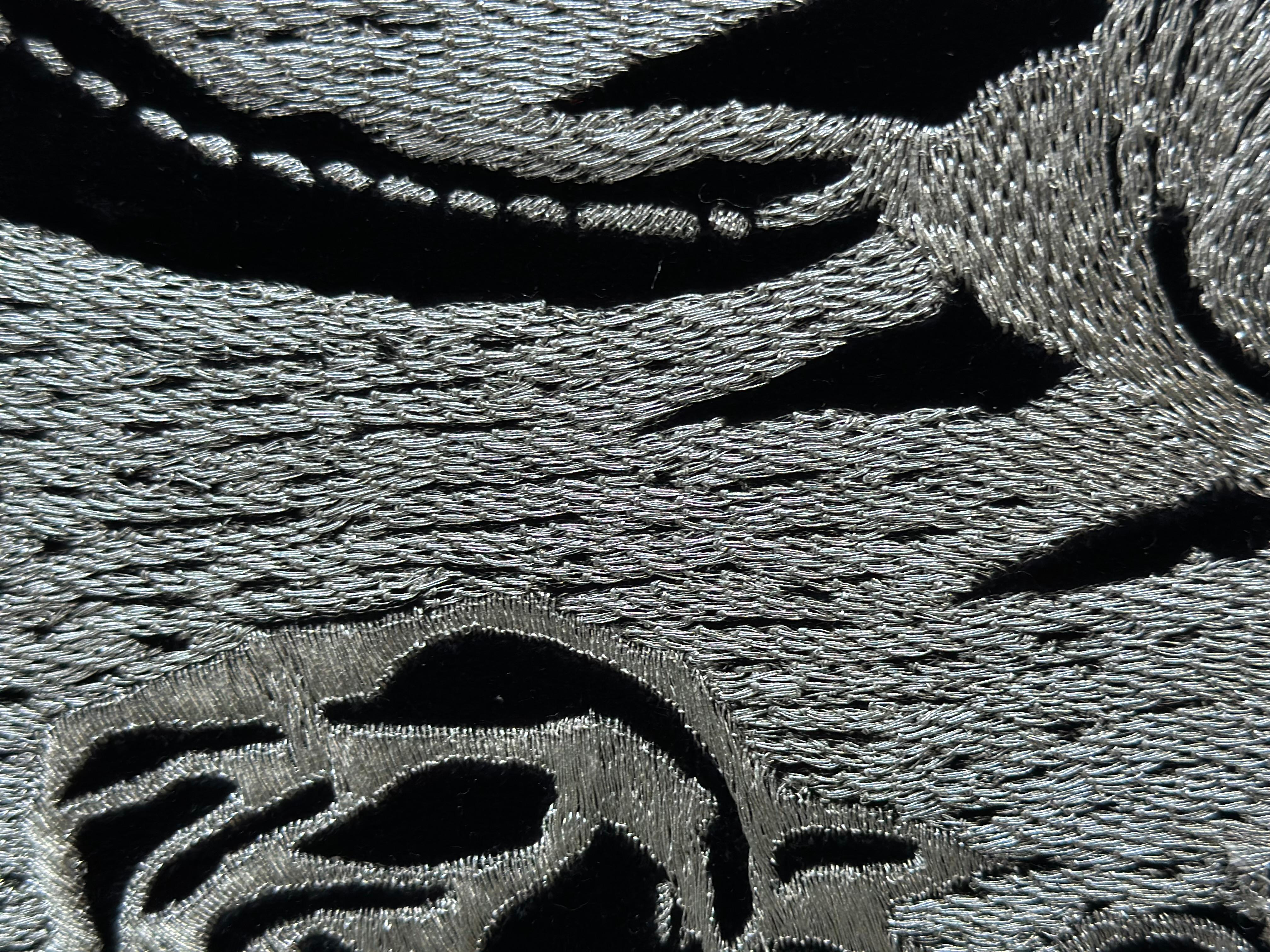 Wandteppich Silberne Stickerei, nach Meister und Margarita von Michael Bulgakov (Hongkong) im Angebot