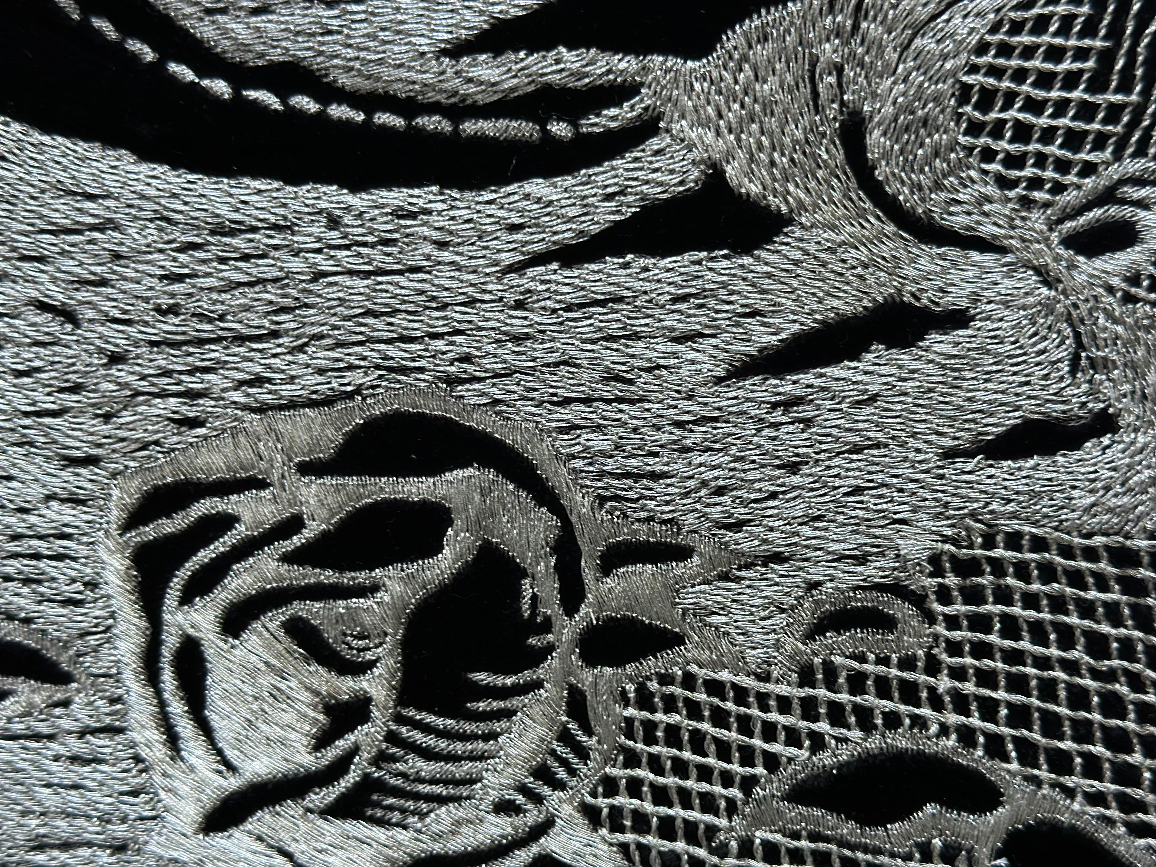 Wandteppich Silberne Stickerei, nach Meister und Margarita von Michael Bulgakov (Handgefertigt) im Angebot