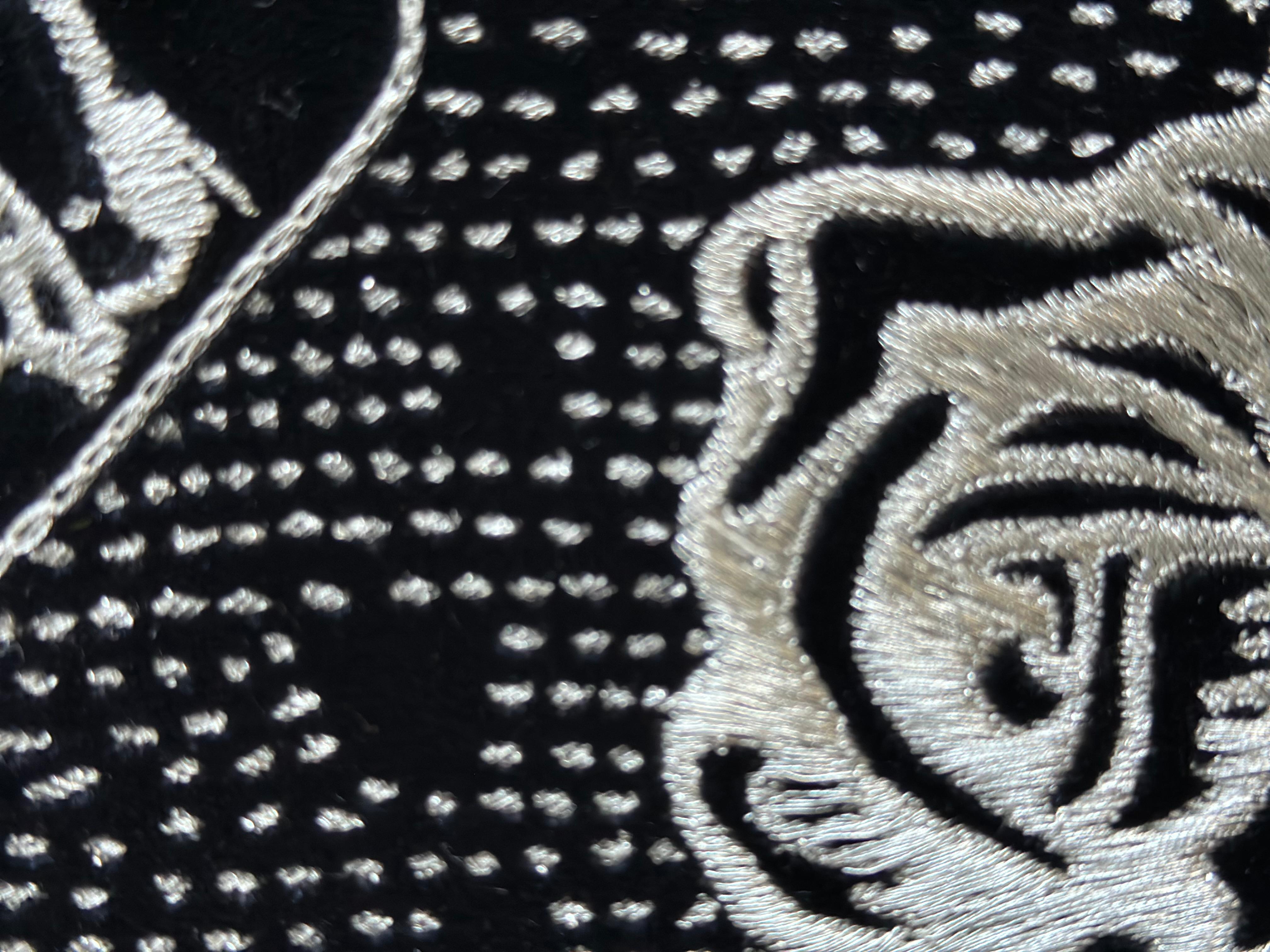 Wandteppich Silberne Stickerei, nach Meister und Margarita von Michael Bulgakov (Seide) im Angebot