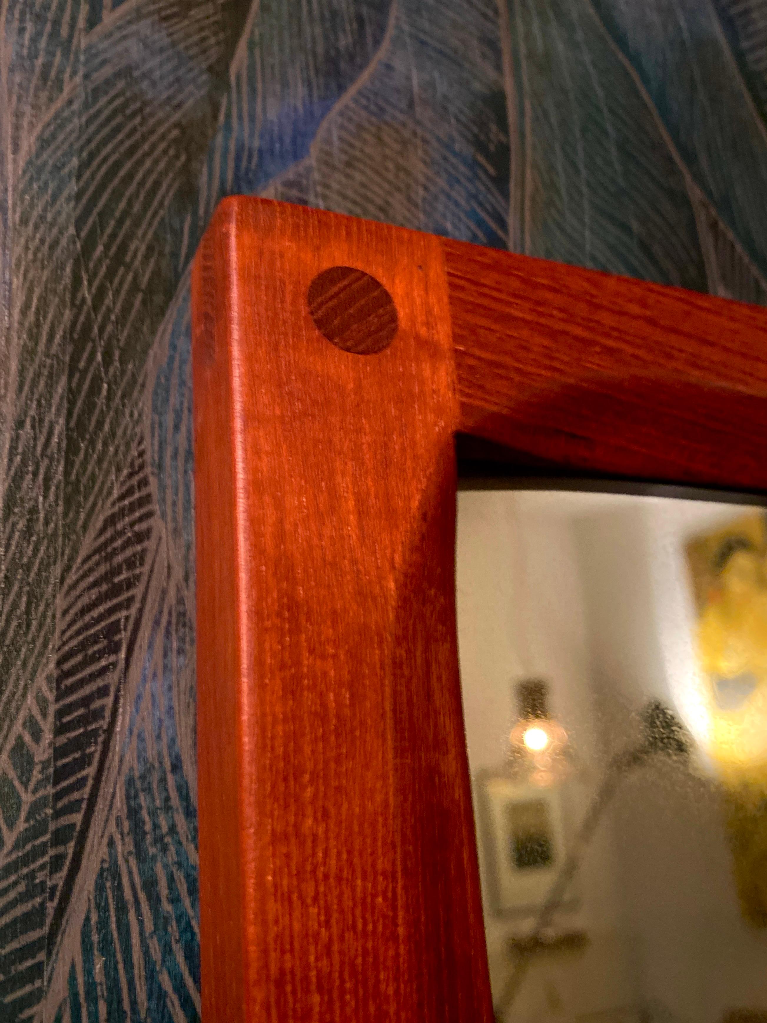Un grand et lourd miroir des années 1960 avec un cadre en teck massif.
Design/One danois d'Aksel Kjersgaard, n° 165 pour Odder.

Il est en très bon état vintage.

Vers les années 60.

Je ne vends que des articles d'occasion.
Les articles peuvent