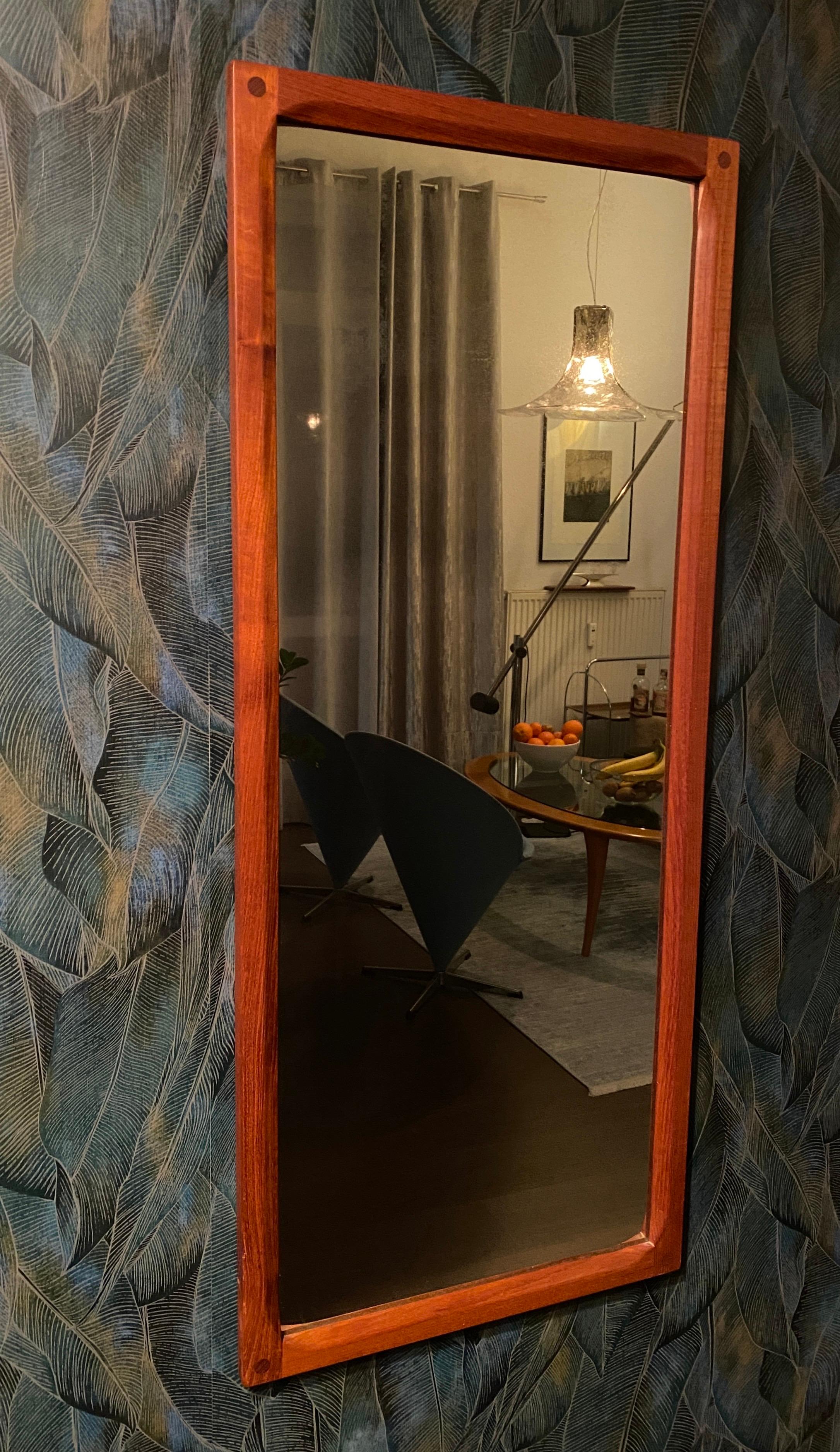 Mid-Century Modern Miroir mural en teck par Aksel Kjersgaard No.165 Odder en vente