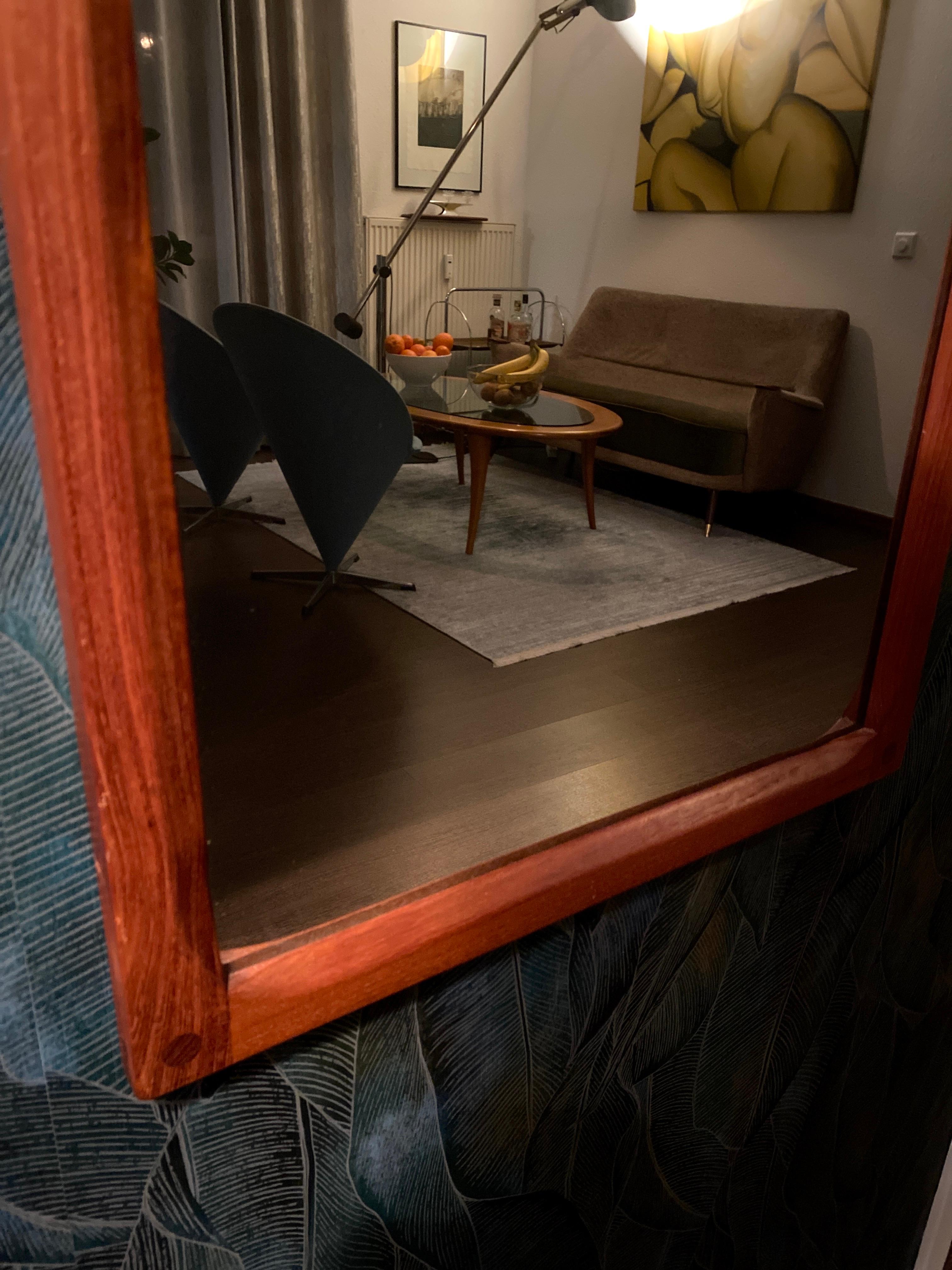 20ième siècle Miroir mural en teck par Aksel Kjersgaard No.165 Odder en vente