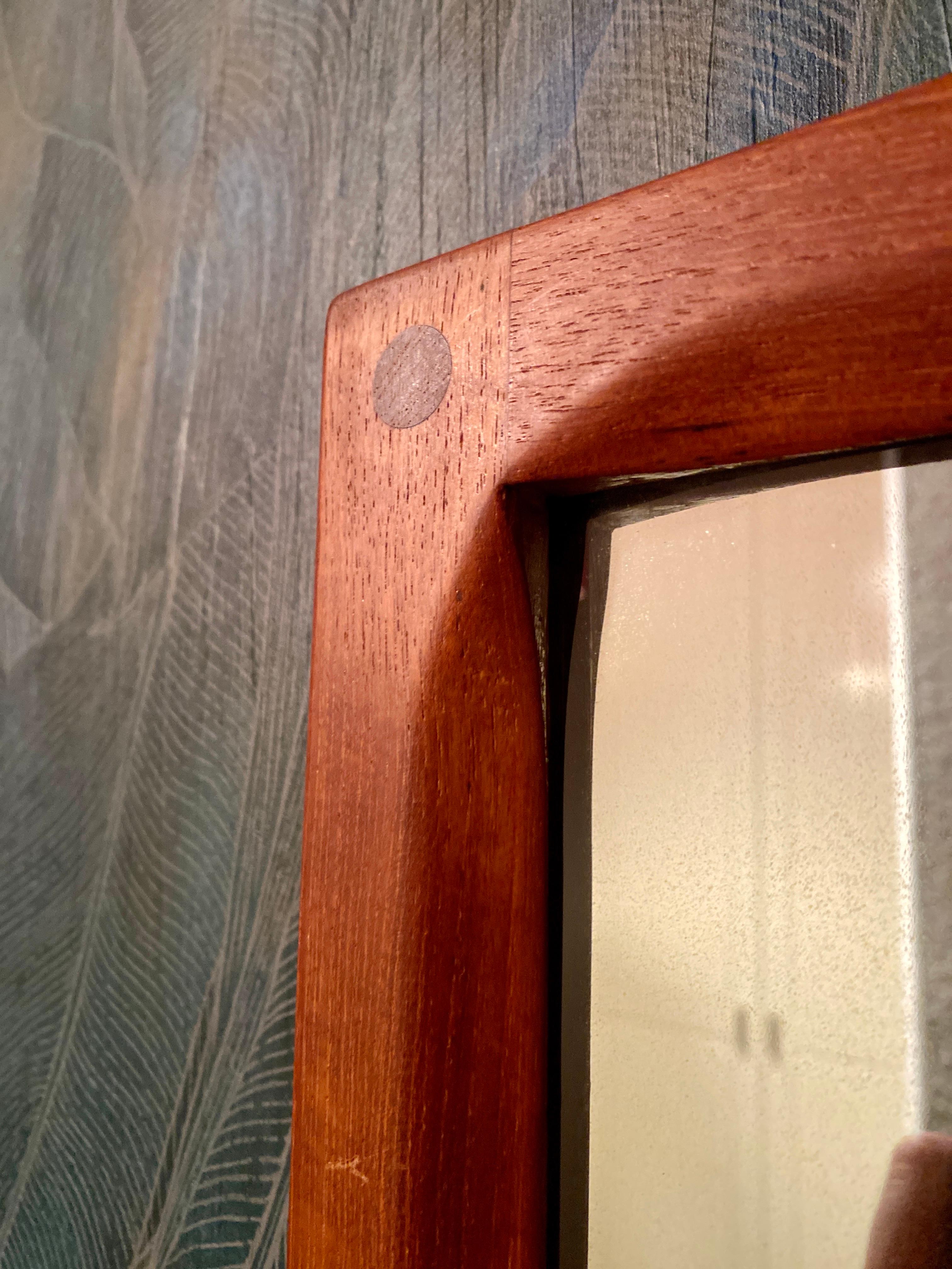 Miroir mural en teck par Aksel Kjersgaard No.165 Odder en vente 1