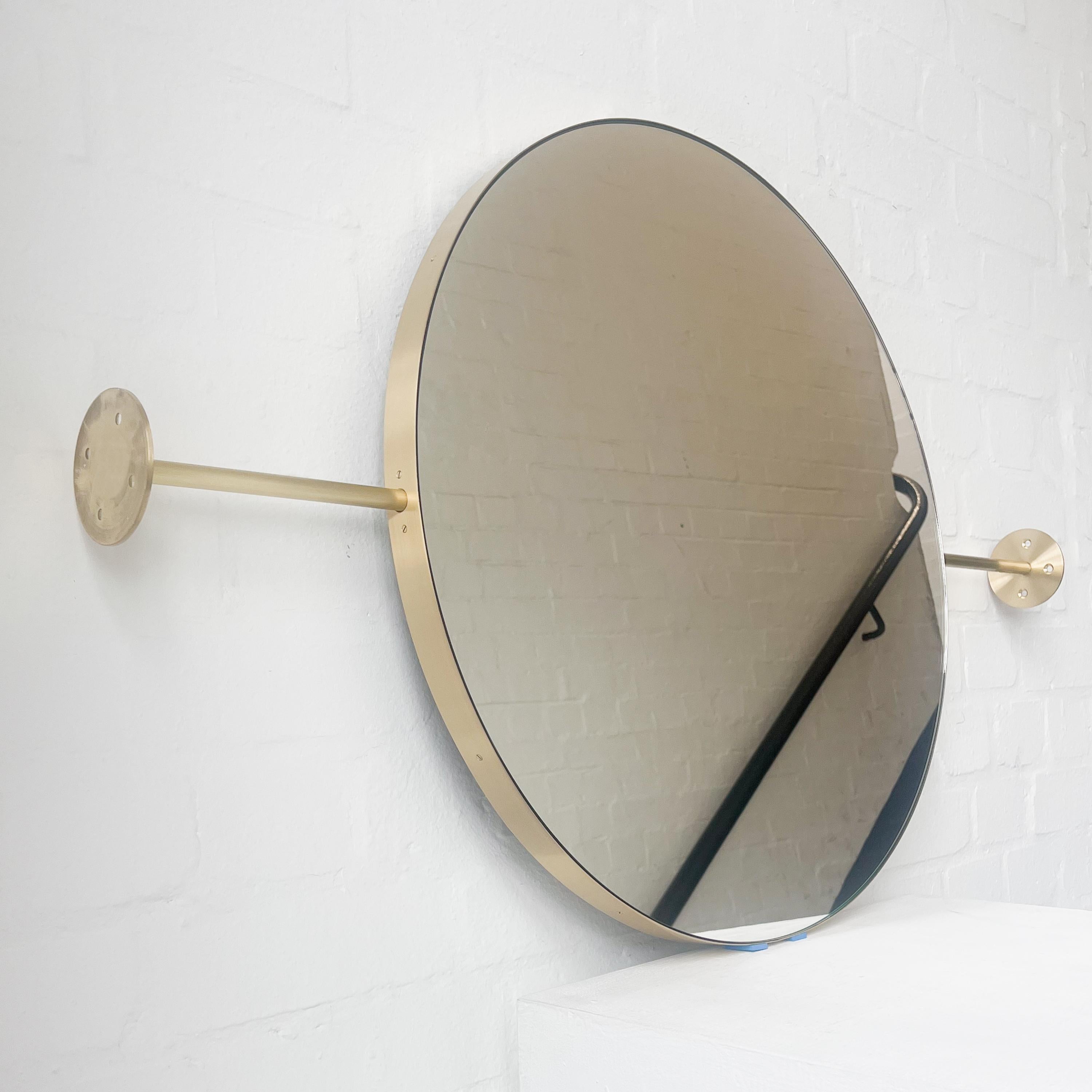 Miroir moderne Wall-to-Wall Orbis™ avec un cadre en laiton finement brossé. Ce miroir est le dernier né de notre gamme flexible et ingénieuse de miroirs suspendus. Conçu et fabriqué à la main à Londres, au Royaume-Uni.

Dimensions :

Diamètre 61cm /