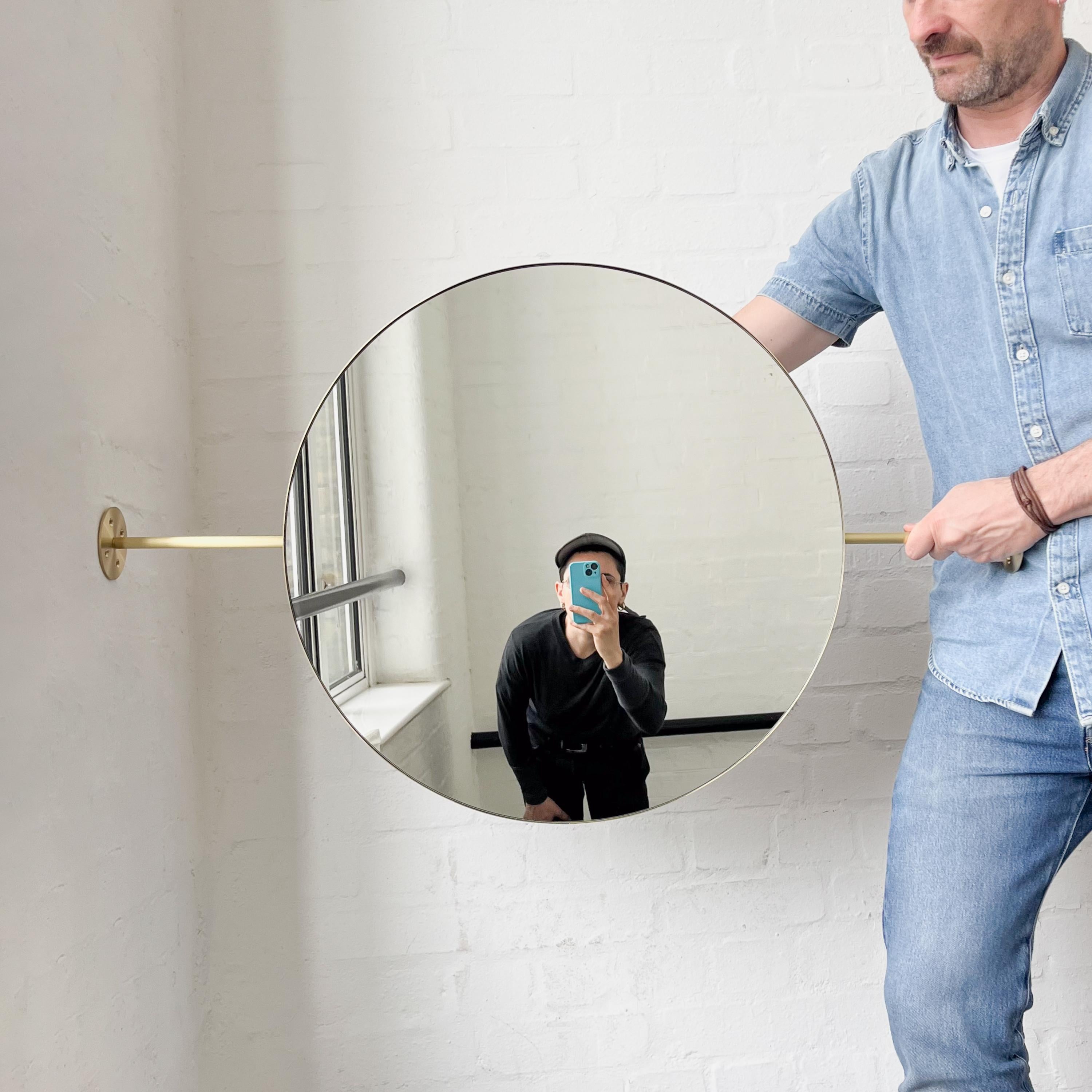Britannique Miroir mural ou mural moderne rond Orbis avec cadre en laiton brossé en vente
