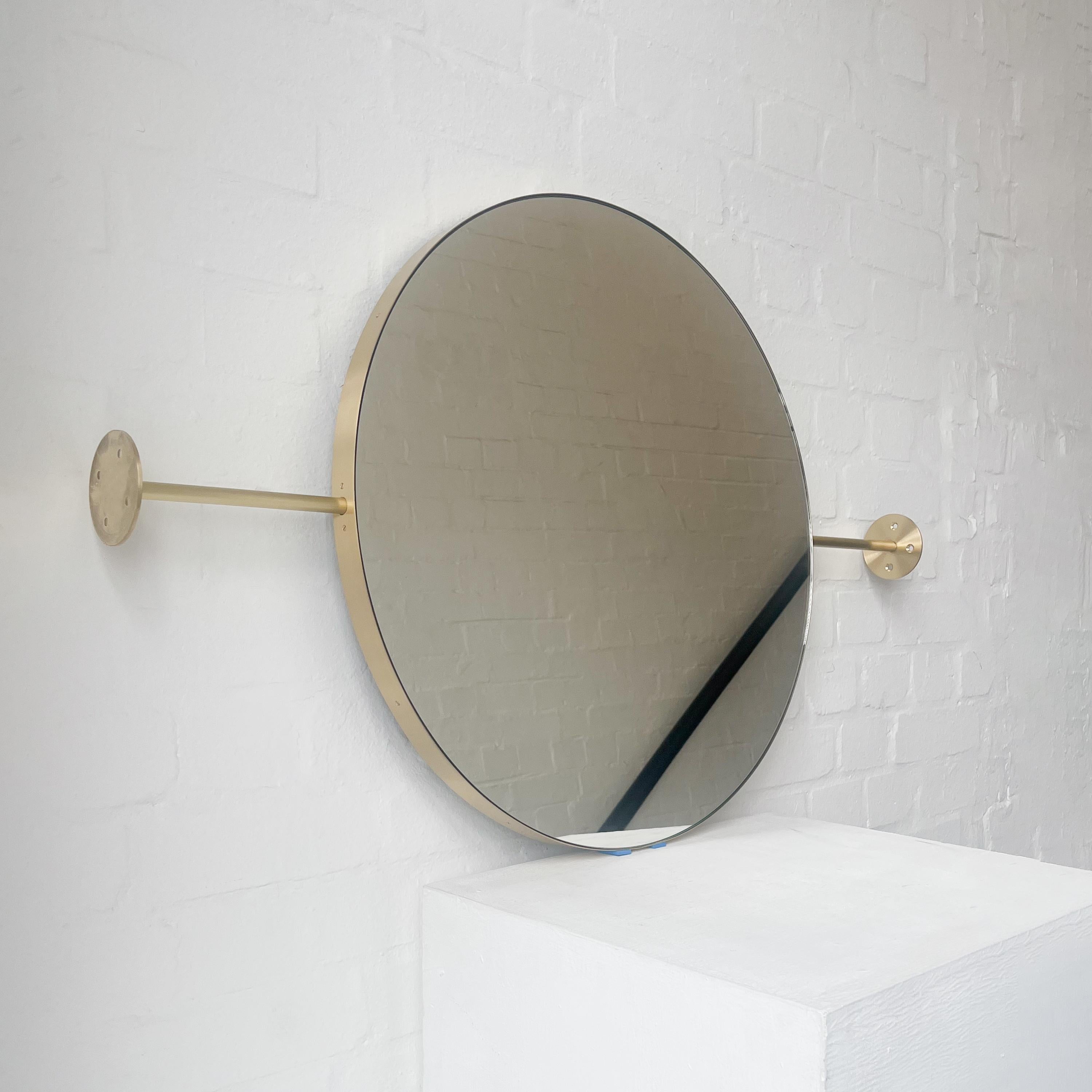 Brossé Miroir mural ou mural moderne rond Orbis avec cadre en laiton brossé en vente