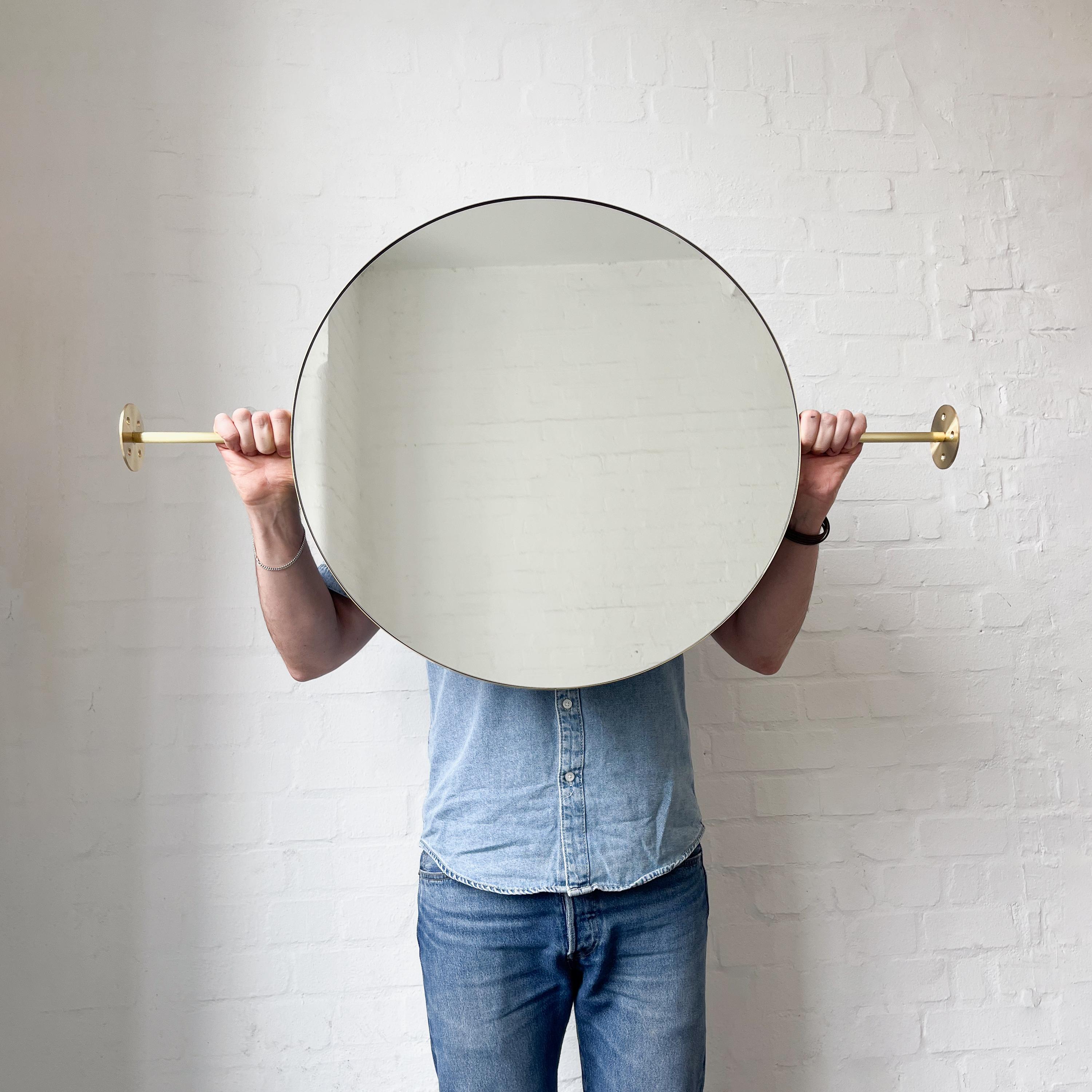 Miroir mural ou mural moderne rond Orbis avec cadre en laiton brossé Neuf - En vente à London, GB