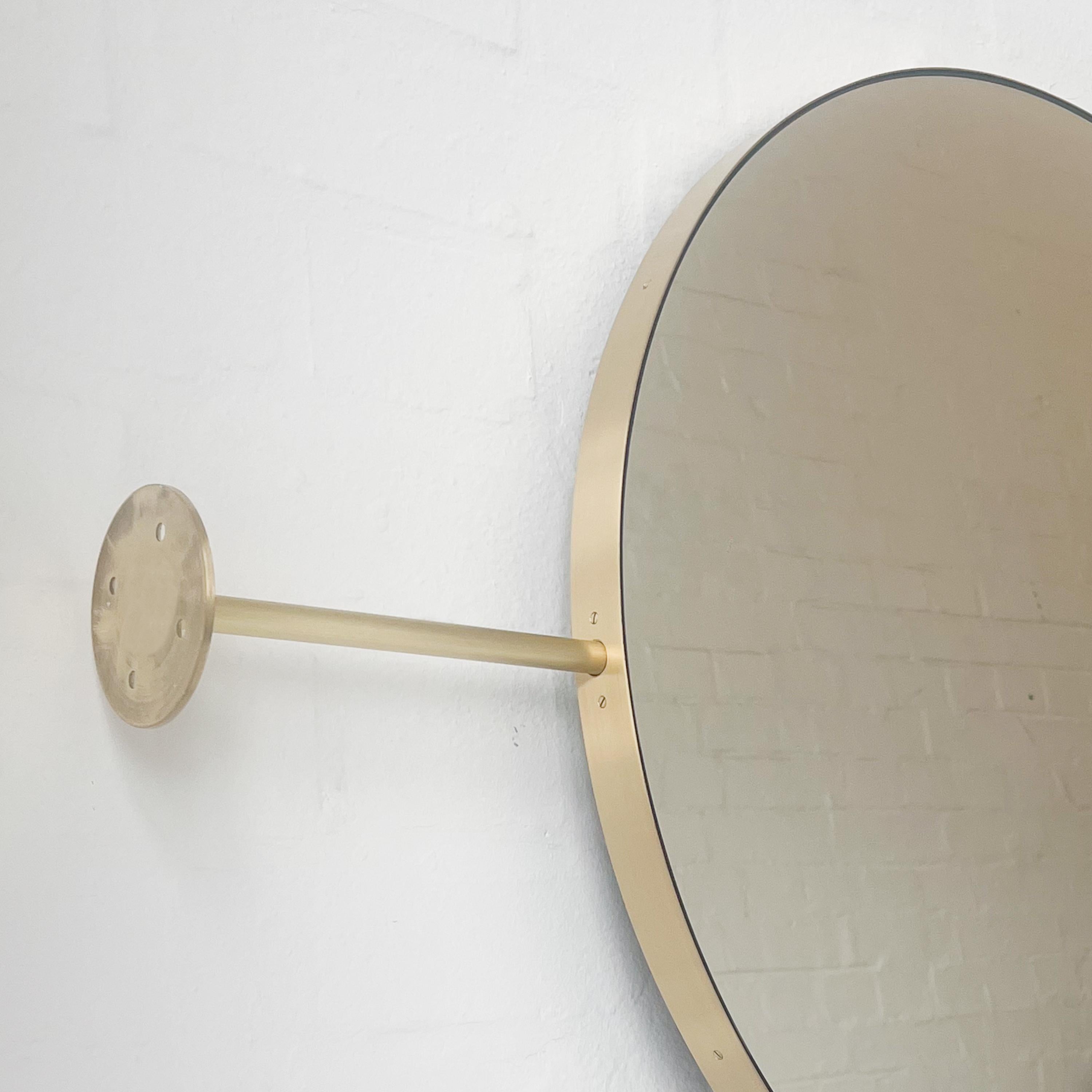 XXIe siècle et contemporain Miroir mural ou mural moderne rond Orbis avec cadre en laiton brossé en vente