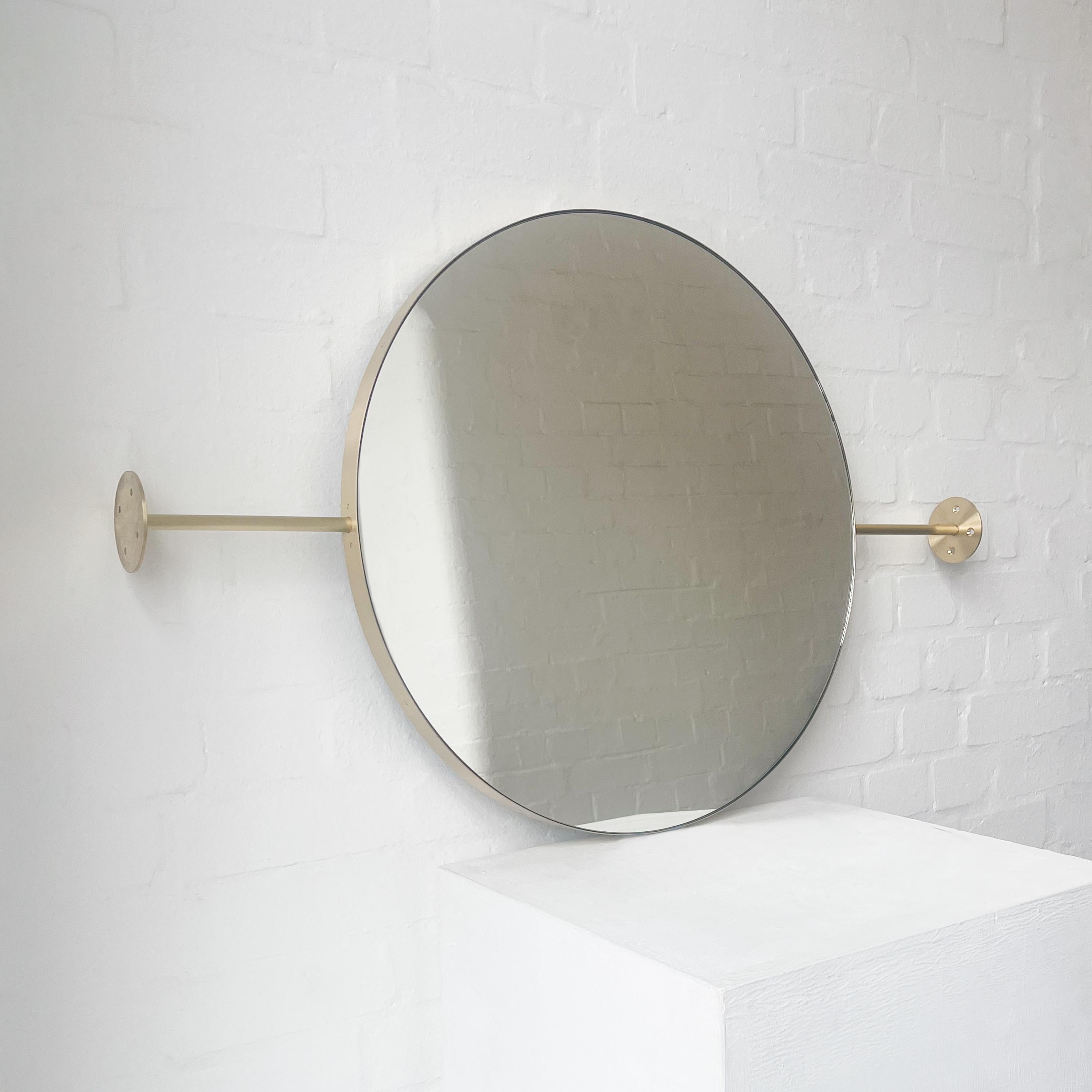 Laiton Miroir mural ou mural moderne rond Orbis avec cadre en laiton brossé en vente