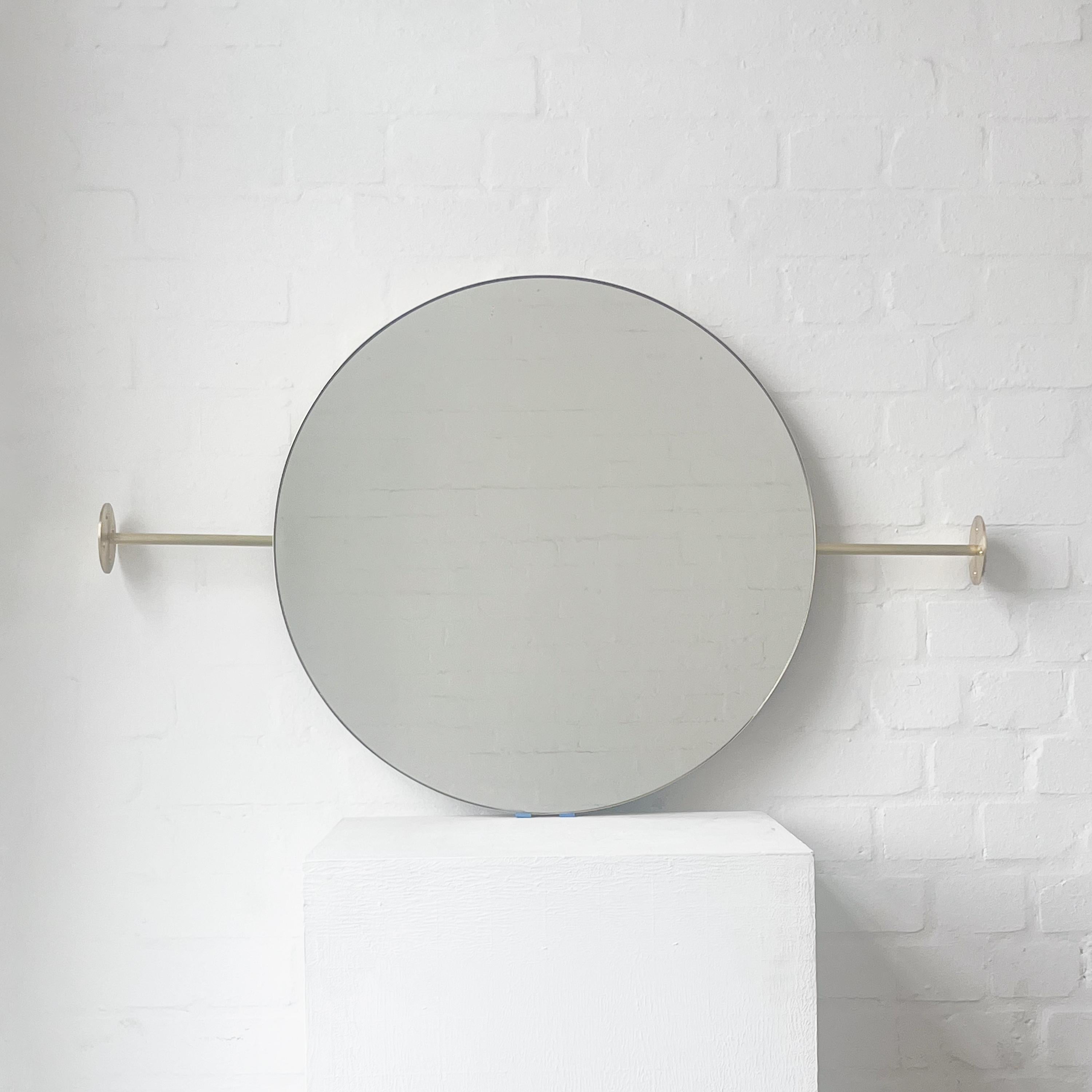 Miroir mural ou mural moderne rond Orbis avec cadre en laiton brossé en vente 1