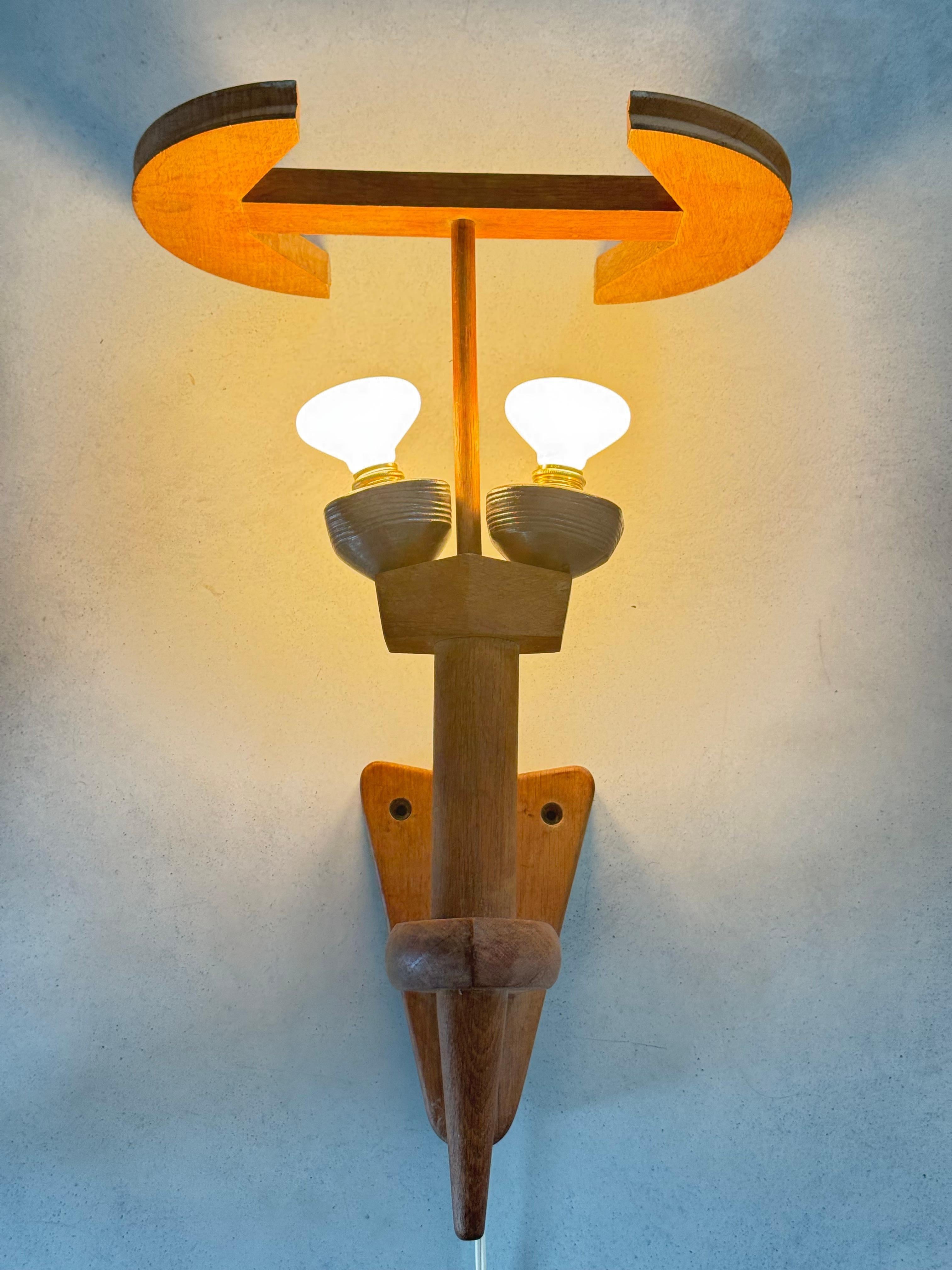 Wall torch Lamp in Solid Oak, Design by Guillerme et Chambron, 1960s

Discover this rare and elegant piece: a wall-mounted lamp crafted from solid oak, designed in the 1960s by renowned French designers Robert Guillerme and Jacques Chambron.