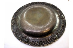 Wall tray in shell-shaped silver with reliefs and applications
