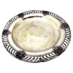 Wall tray in shell-shaped silver with reliefs and applications