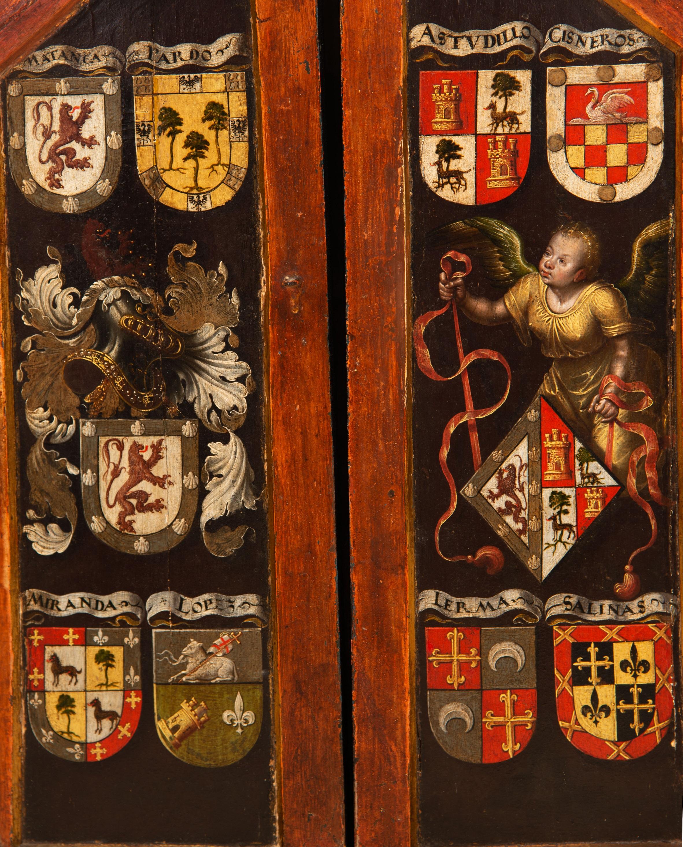 Wall triptych, Pietà and Saints John. Oil on panel, metal. Spanish school, 16th century. 
Triptych with a hanging ring that shows, when closed, a heraldic decoration on the wings with a total of eight shields accompanied by their surnames in