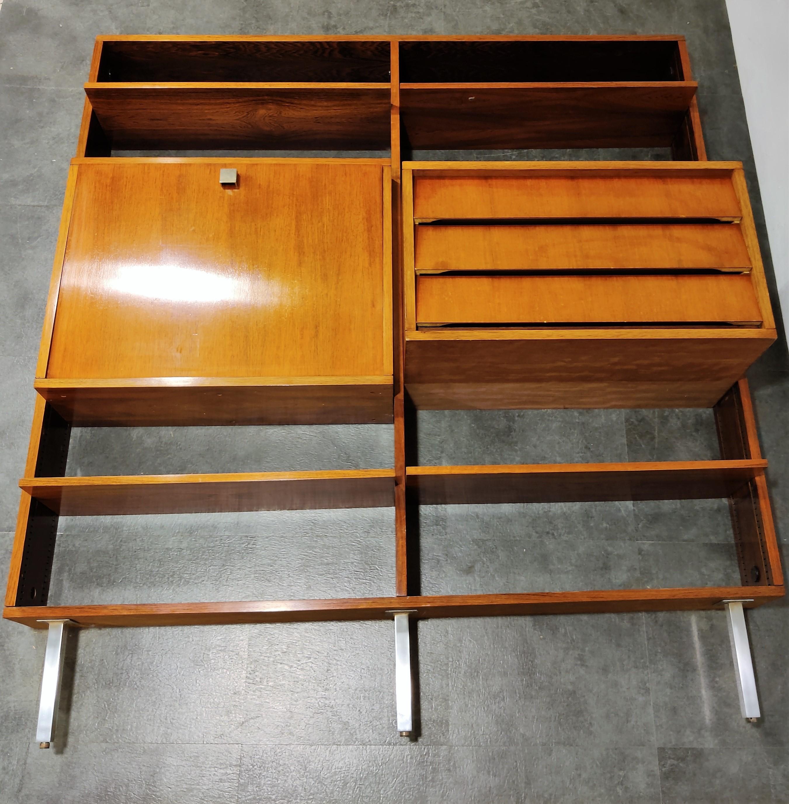 Mid century wall unit in rosewood designed by Alfred Hendrickx for Belform.

The wall unit is completely modular and consists of a bar compartment with light, 4 shelves and a cabinet with 3 drawers.

1960s - Belgium

Good overall