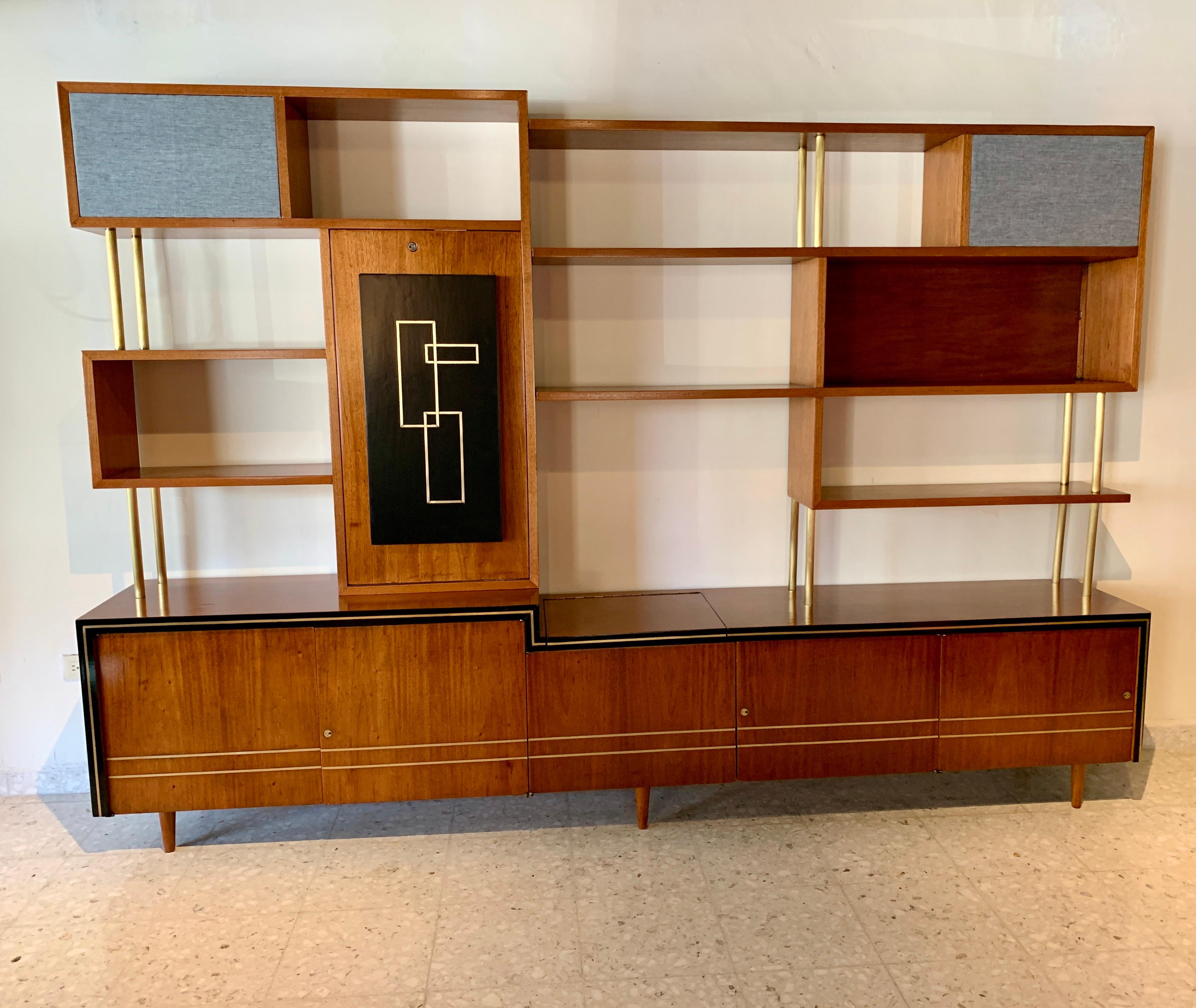 Spectacular wall unit by the Spanish designer and fervent admirer of Gio Ponti who settled in Mexico, Eugenio Escudero. Escudero is cataloged one of the greatest icons of Mexican modernism.
The bookcase was made to order to be able to place all the