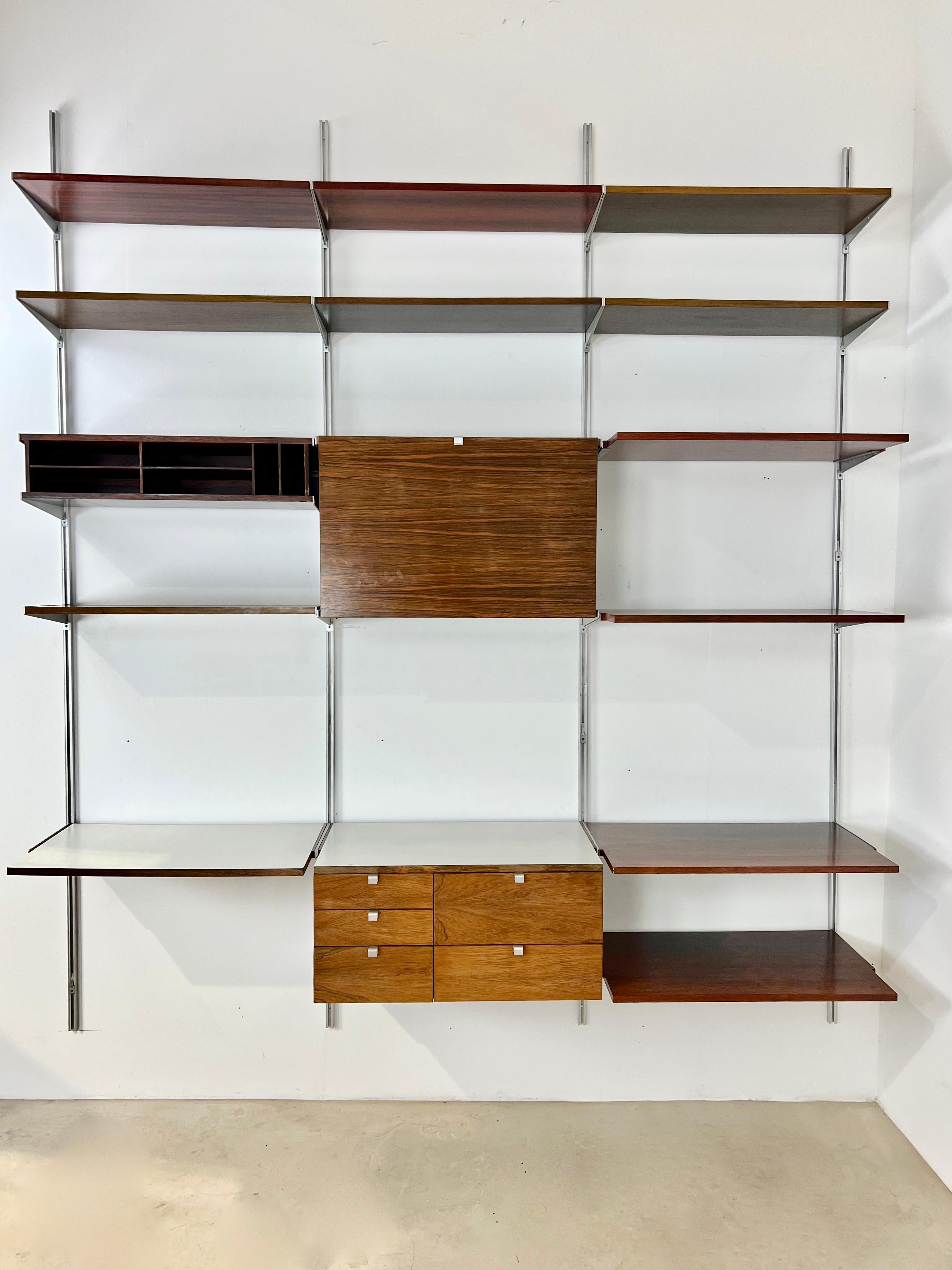 Modular wall unit, composed of 3 boxes, 4 aluminum uprights and 12 planks.
Wear due to time and age of the wall unit.