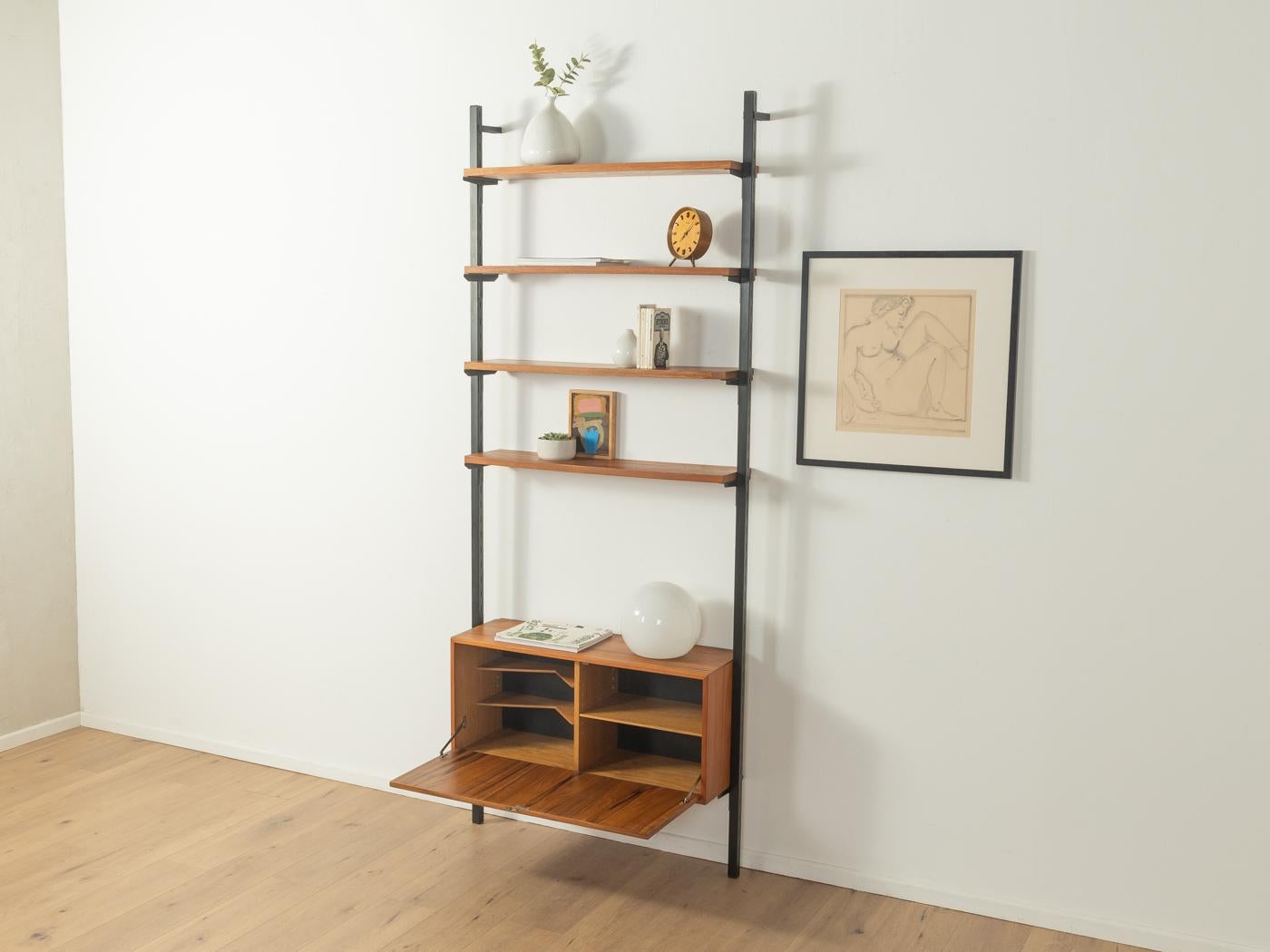 Sistema di scaffalatura classico degli anni '60 di HG Furniture. I contenitori e i ripiani di alta qualità sono impiallacciati in teak. Il sistema è composto da quattro scaffali, un contenitore con porta a battente e quattro nuove