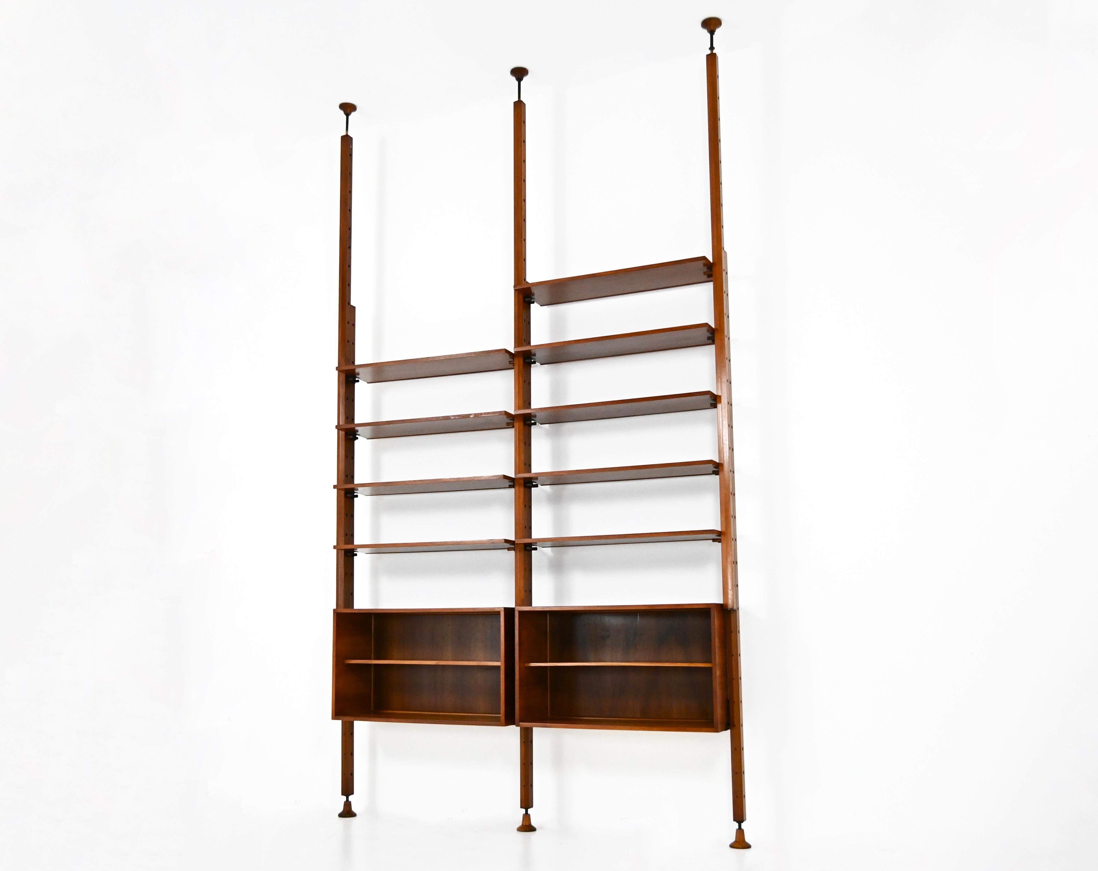Modular wall unit with 9 shelves and 2 boxes containing one shelf.  Adjustable height: height minimum: 261 cm, height maximum: 418 cm. Wear due to time and age
FOR SHIPPING, REQUEST US FOR RECEIVE THE BEST PRICE
