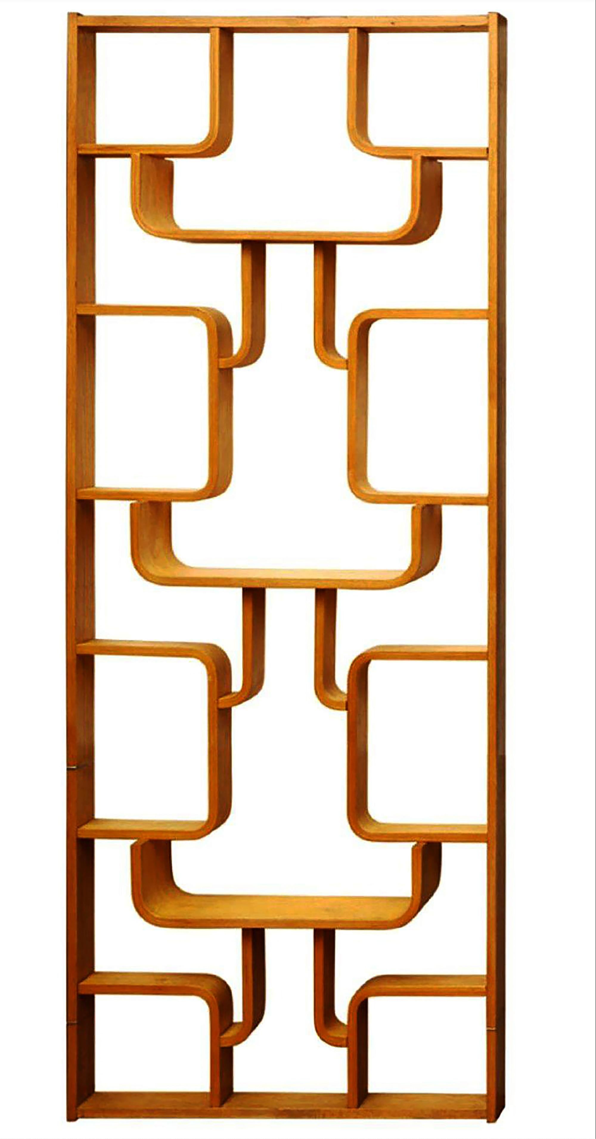 Blumenwand (Trennwand) aus gebogenem Buchen- und Mahagonisperrholz mit geometrischen Mustern. In einem ausgezeichneten restaurierten Zustand.
Anfang der 1960er Jahre von Ludvik Volak entworfen und in der Tschechoslowakei von Drevopodnik Holesov