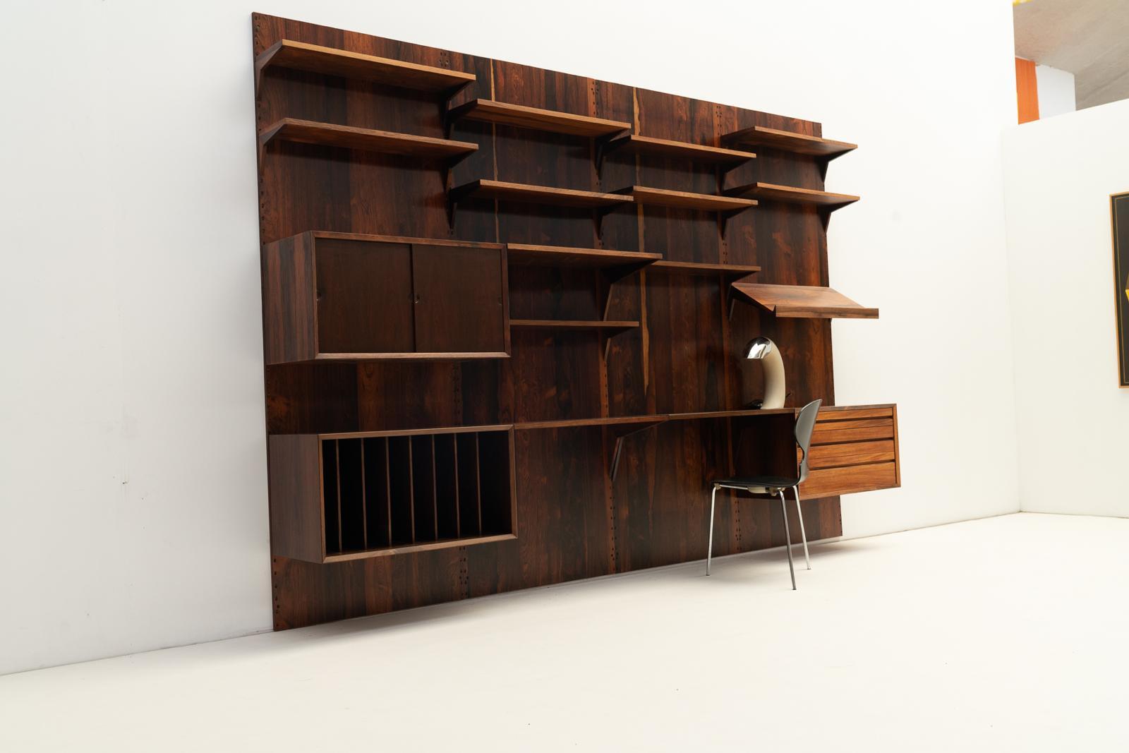 Crafted from rich, beautifully varnish wood, this wall-mounted shelving system exemplifies Scandinavian design at its finest, combining functionality with an elegant aesthetic.

The unit features a versatile configuration with multiple adjustable