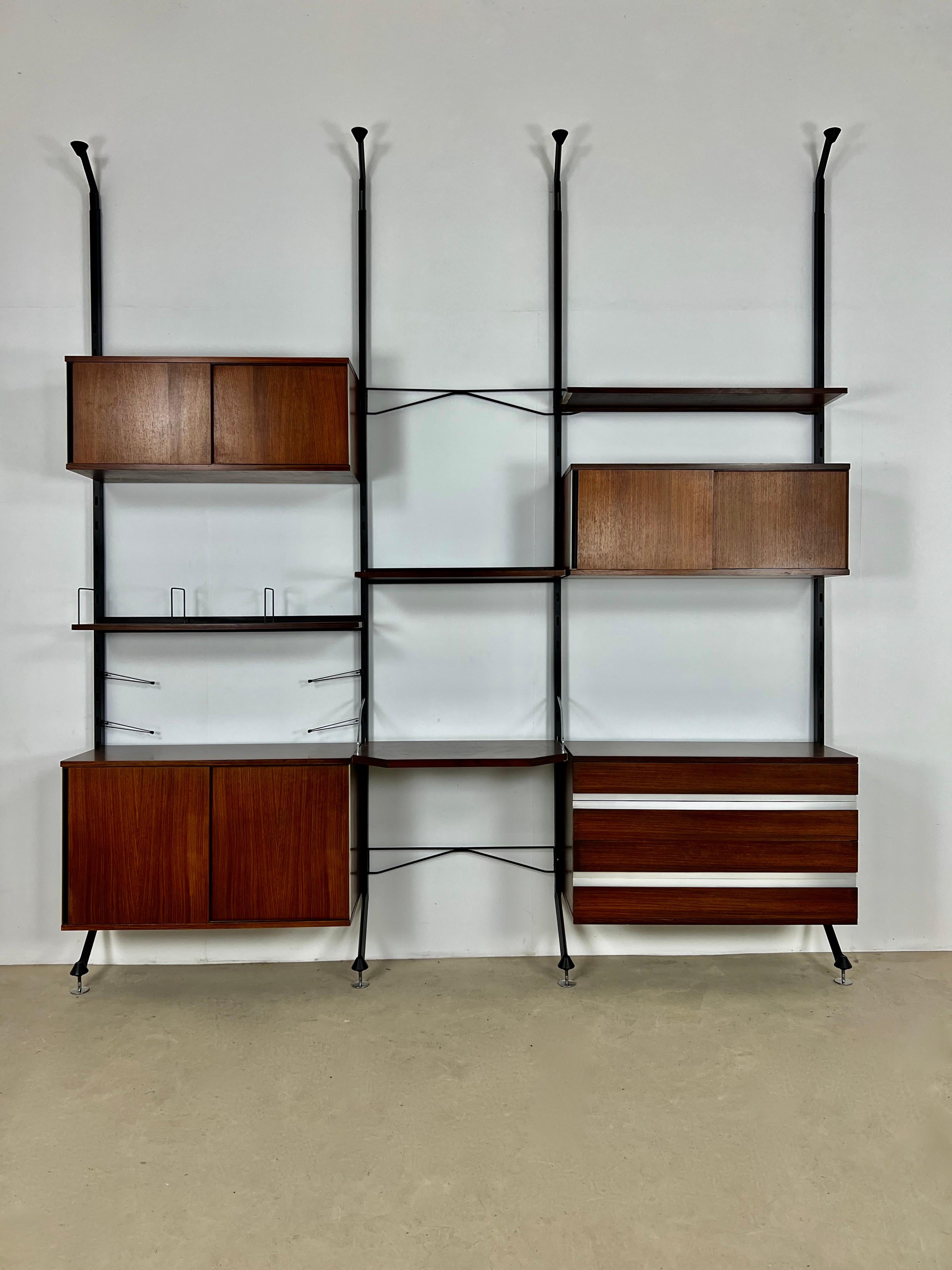 Wall unit composed of 4 uprights, 4 boards and 4 boxes, all adjustable in height min: 297cm max: 309cm. Wear due to time and age of the wall unit. Stamped MIM ROMA.