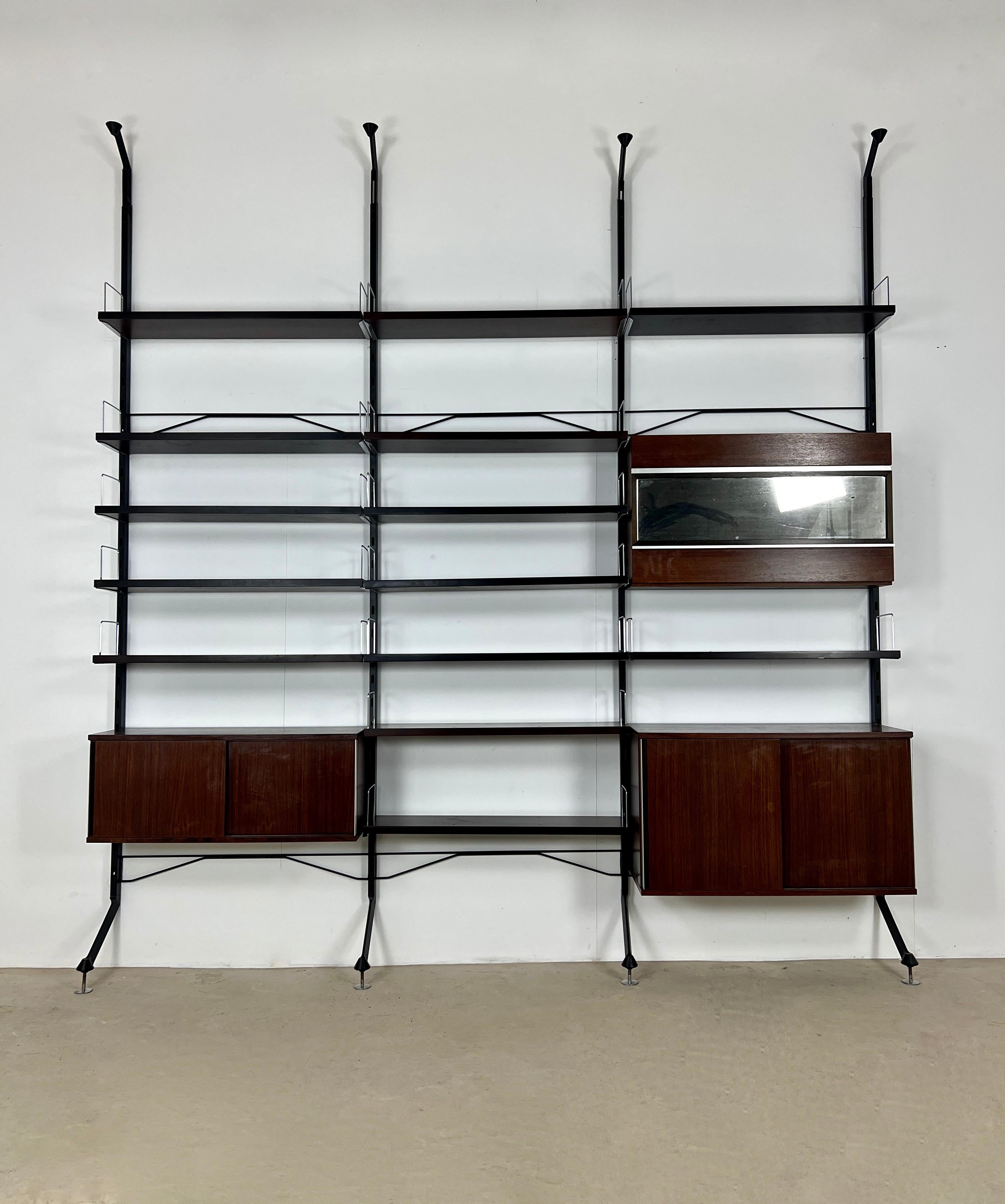 Modular wall unit, composed of 3 boxes, 4 uprights and 14 boards. stamped MIM ROMA. Wear due to time and age. 
Adjustable height foot: H min: 310 cm H: Max: 325