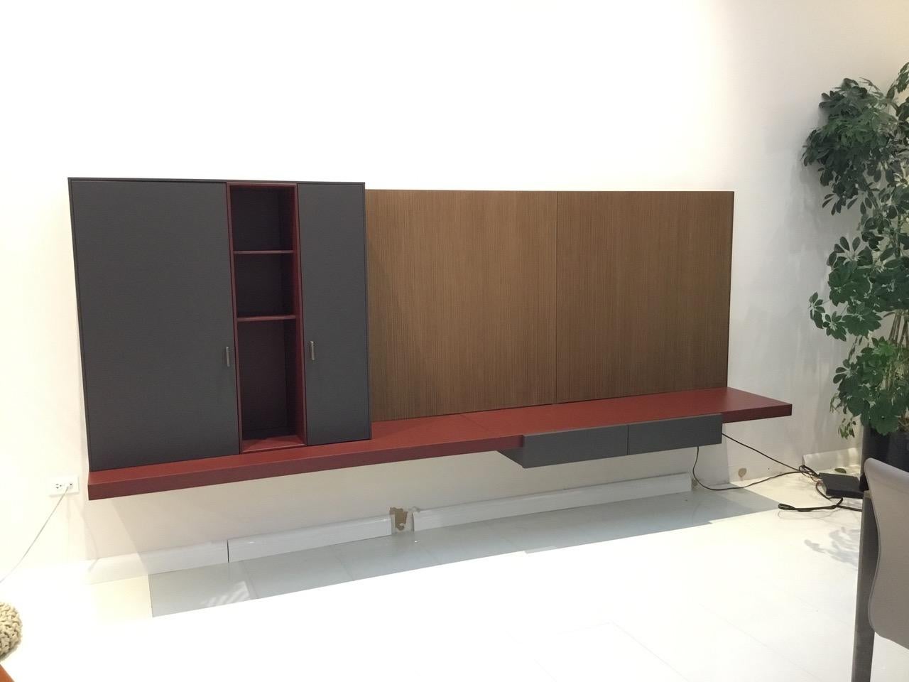 LT 40 wall unit by David Lopez Quincoces for Lema

Modular system with versatile aesthetics and function
LT40 is a fully customisable modular system of containers and wall elements available in four configurations: floor, sideboard, wall-mounted