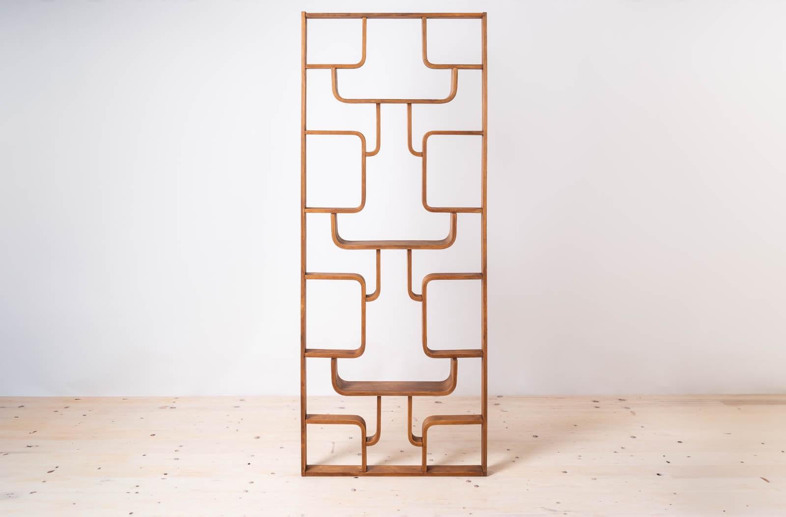 Este icónico mueble alto fue diseñado por Ludvik Volak y fabricado por Drevopodnik Holesov en la década de 1960. Un diseño memorable del Sr. Volak, aunque sigue siendo una pieza muy fresca y moderna. Está hecho de madera contrachapada curvada. Este