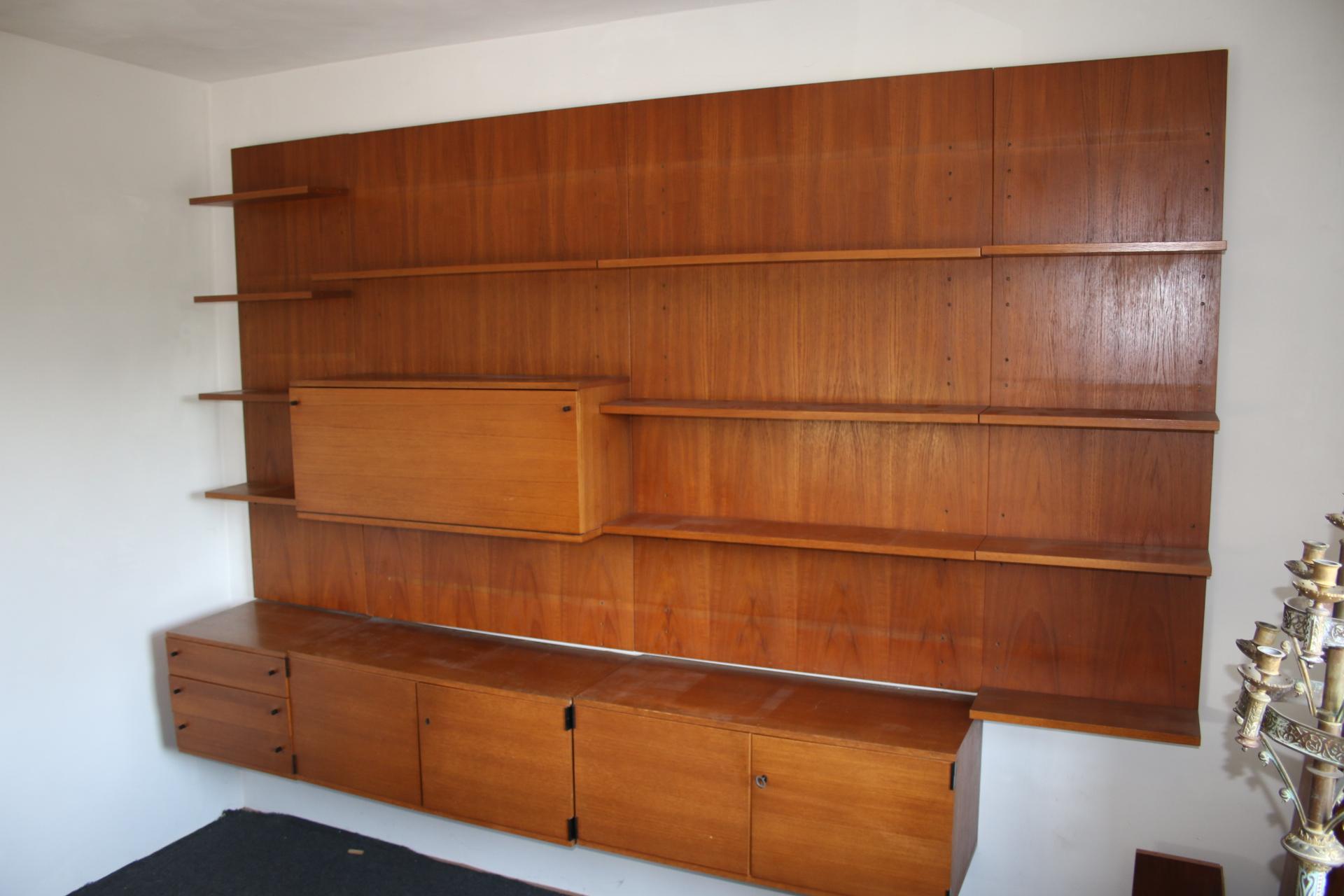 a wall unit from the 60s by the Designer Gúnter Renkel,

made by Rego Mobile from teak,

the wall unit consists of separate parts with 4 wall panels

2 wall panels are 50 cm wide

2 wall panels are 95 cm wide

all 4 wall panels are 150 cm