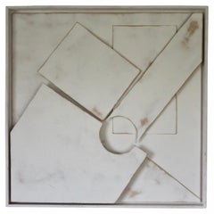 Scultura decorativa in legno dipinta a parete