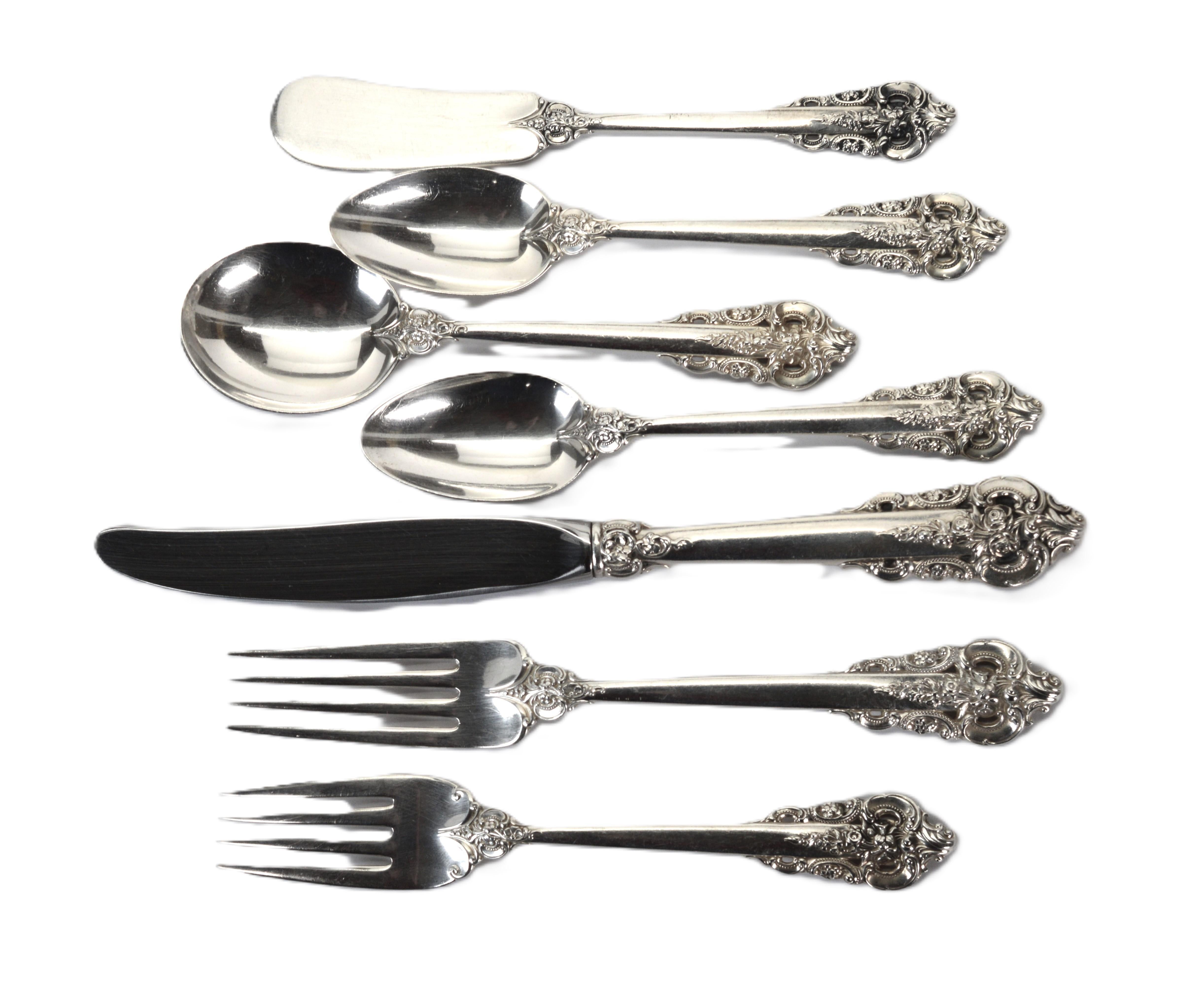 Prodotto per la prima volta nel 1941, il design dell'argenteria Wallace Grande Baroque è stato creato da William Williams per celebrare l'arte del periodo barocco. Il Grand Baroque di Wallace Silversmiths è uno dei modelli più popolari in argento