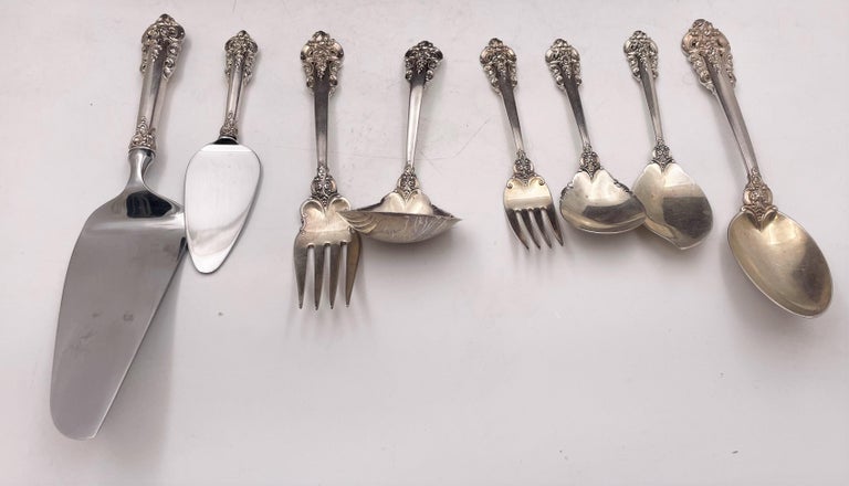 Wallace Grande Baroque sterling silver 91-piece flatware set from 1941, without monograms. Grande Baroque is one of the most enduring patterns by this legendary maker, with pieces ornately sculpted with flowers and a classical acanthus leaf. Total