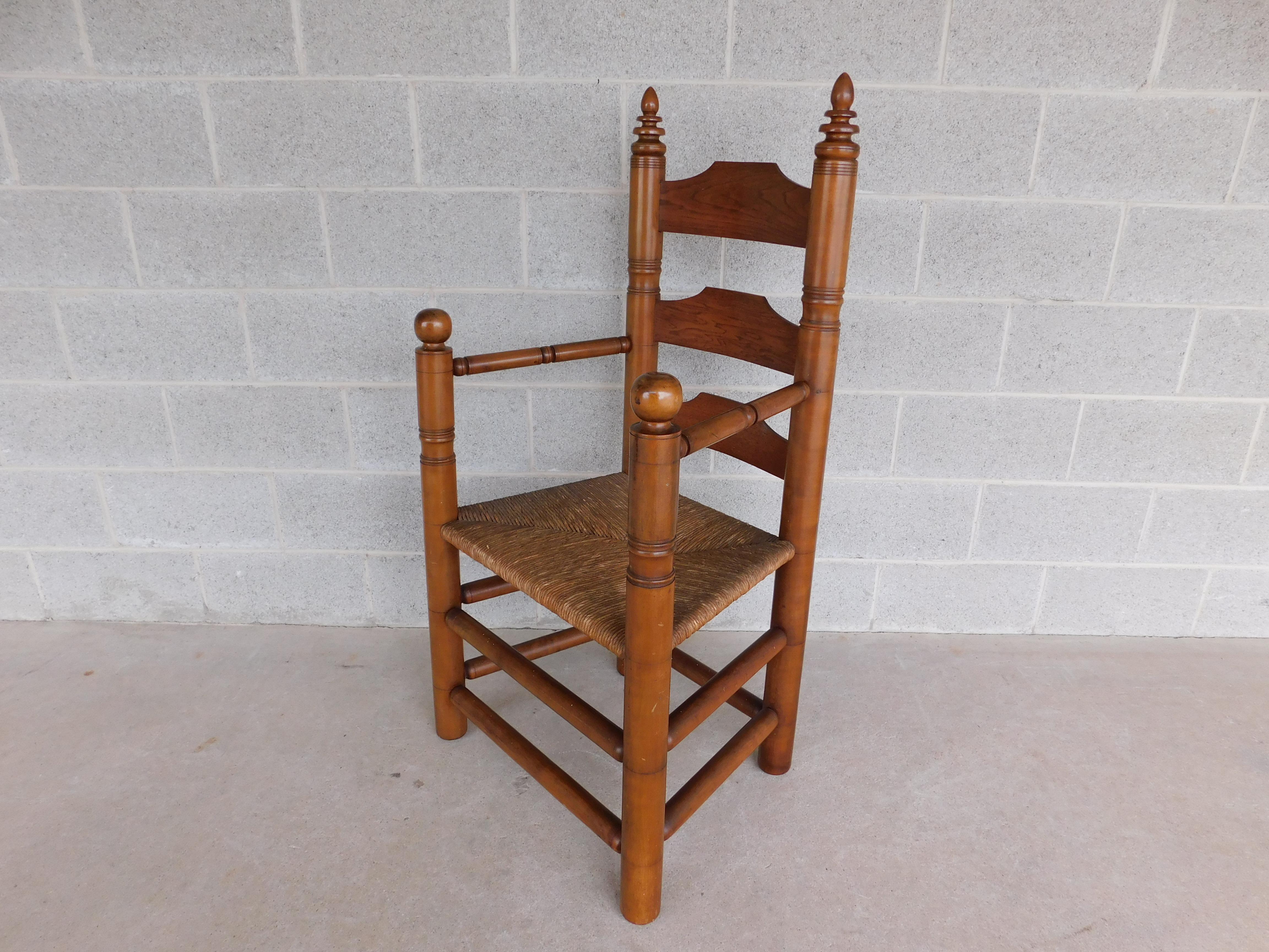 American Craftsman Wallace Nutting #393 Chaise à accoudoir à dossier en échelle Pilgrim en vente