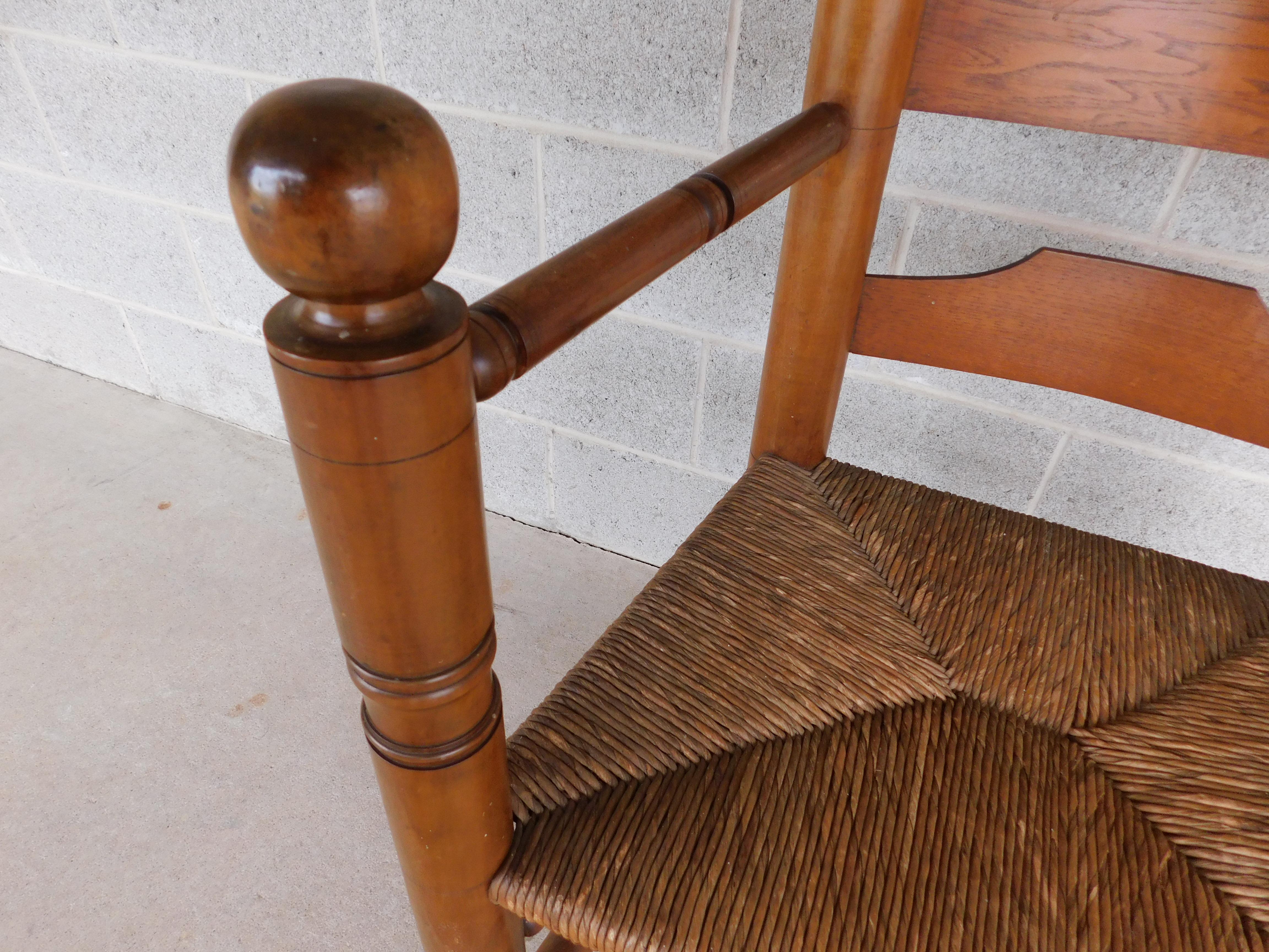 Wallace Nutting #393 Pilgrim Ladder Back Arm Chair In Good Condition For Sale In Parkesburg, PA