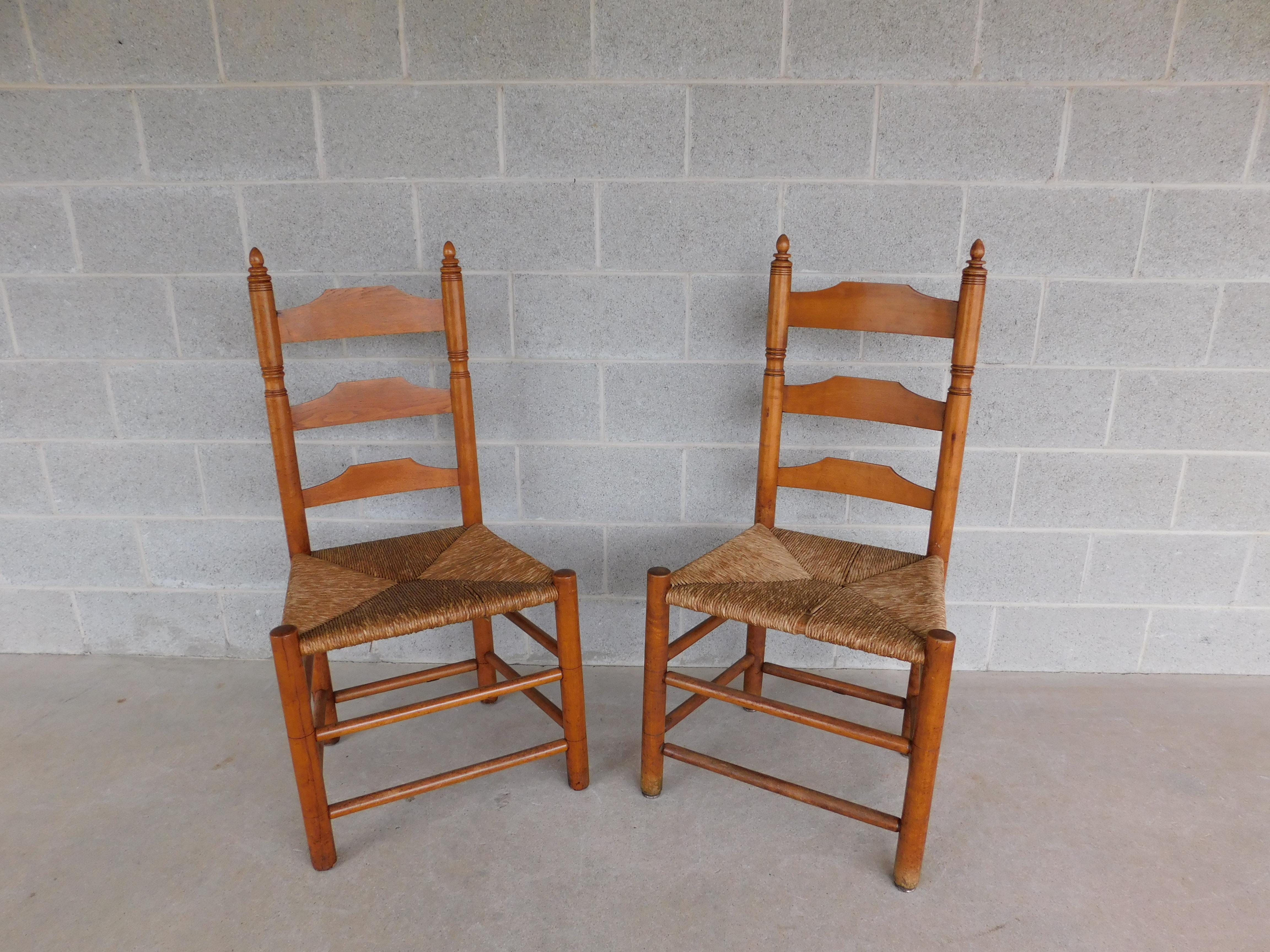 # 393 Pilgrim Ladder Back Side Chairs - une paire

Construction en bois dur, fond en jonc ( érable avec fond en jonc )

Bon état d'origine, Signé

Hauteur du dossier 43 
