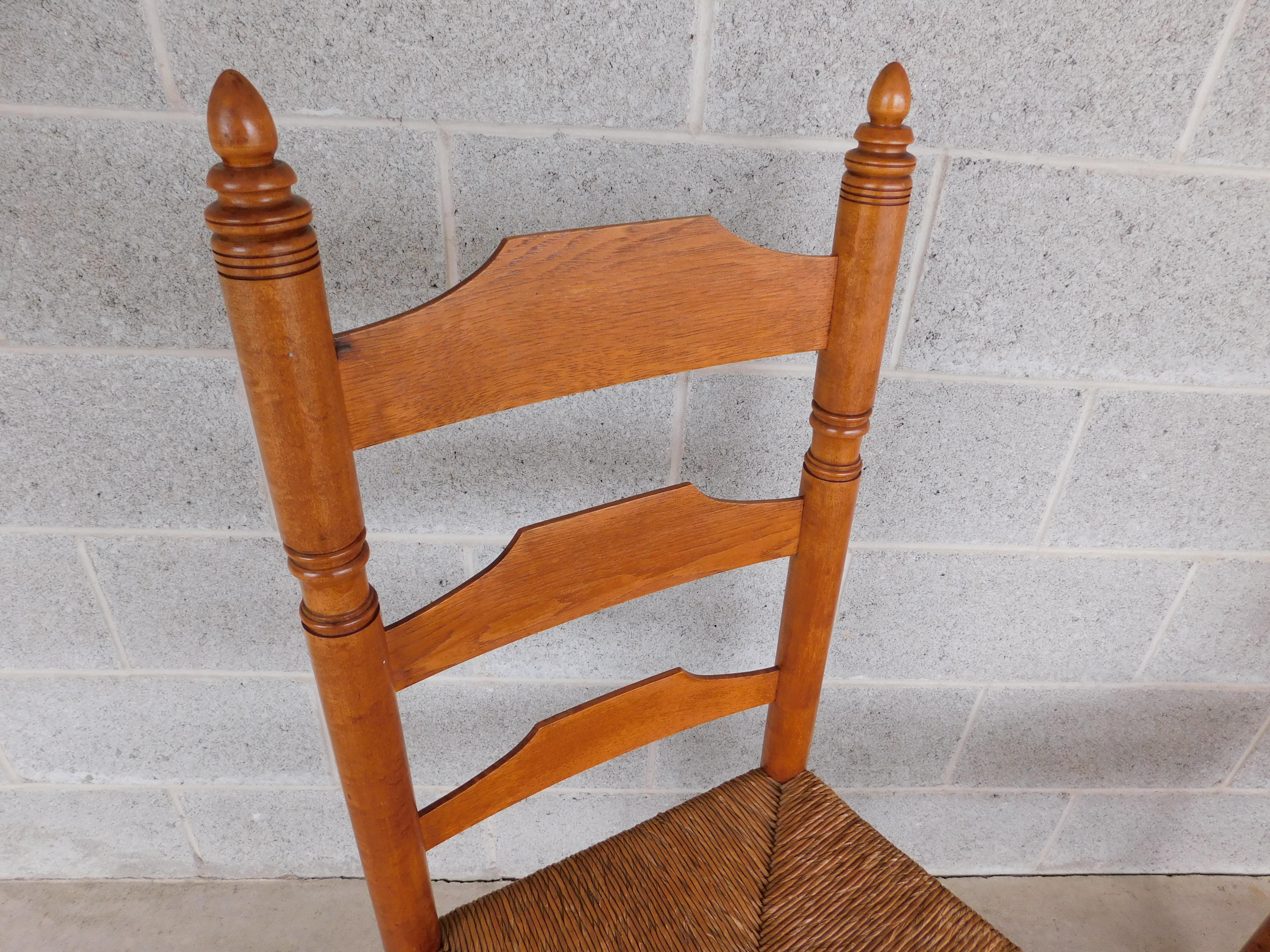 Paire de chaises d'appoint Wallace Nutting #393 Pilgrim à dossier en échelle Bon état - En vente à Parkesburg, PA
