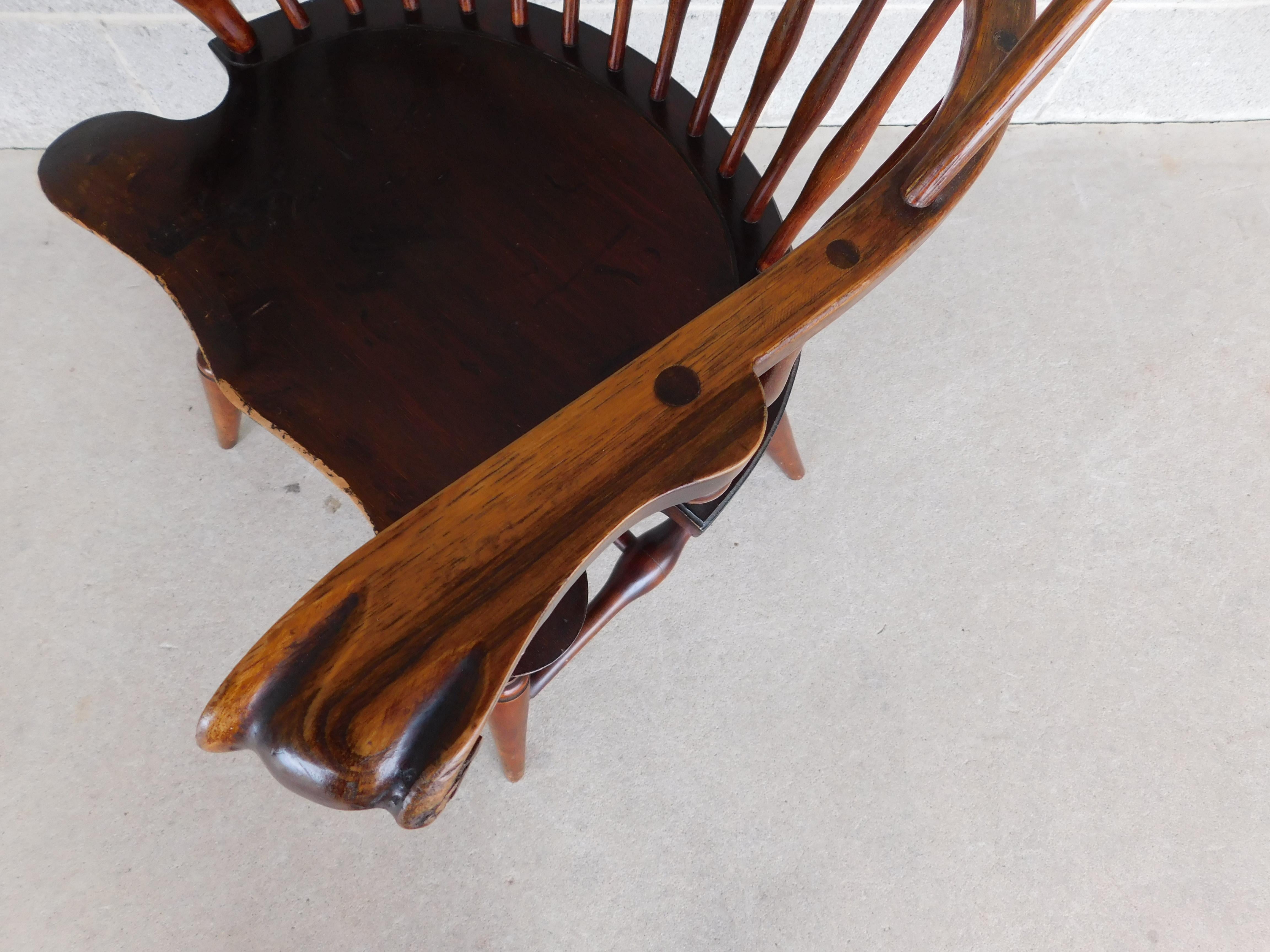 Wallace Nutting #408 Bow Back Windsor Arm Chair In Good Condition For Sale In Parkesburg, PA