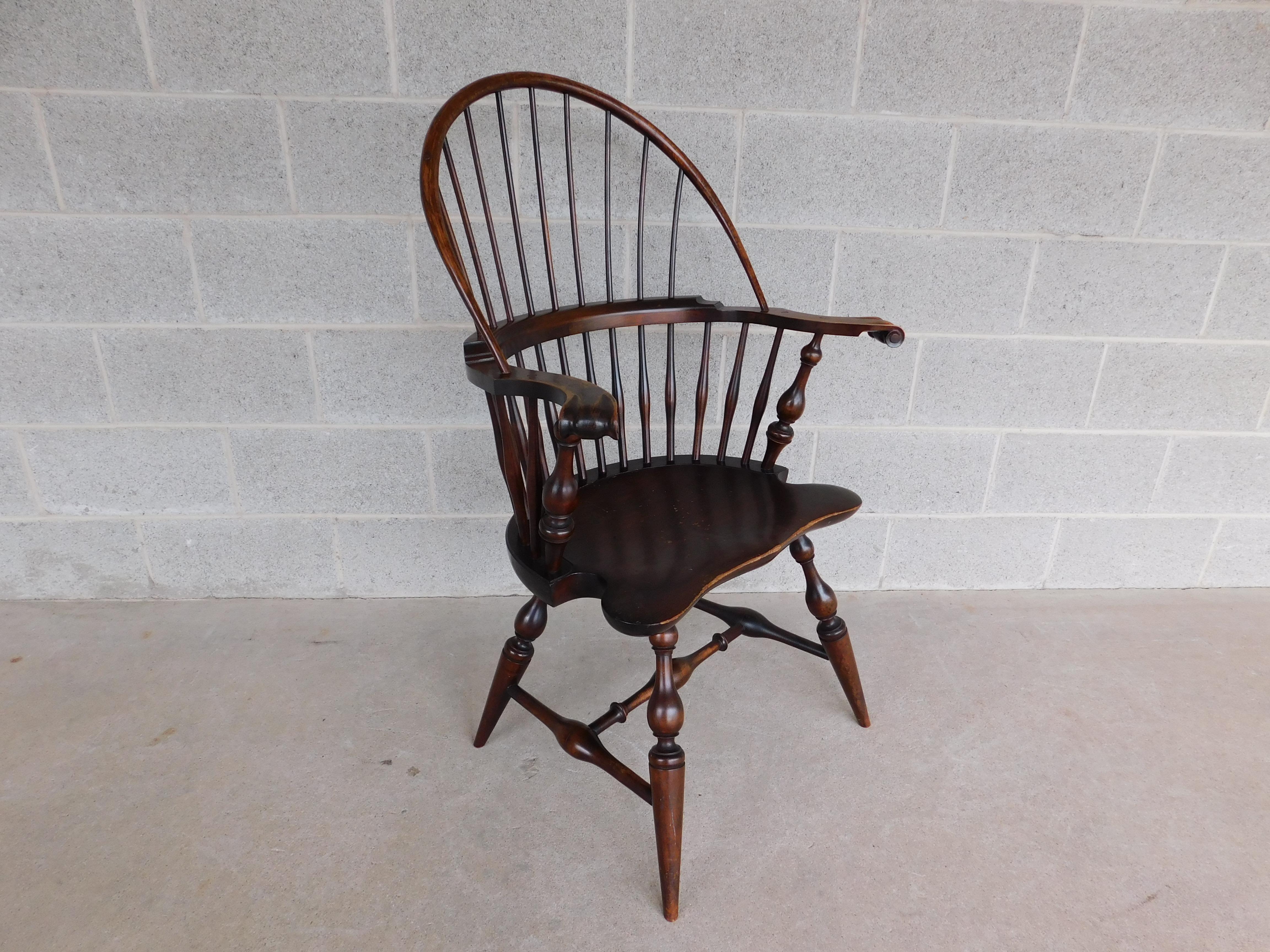 American Craftsman Wallace Nutting #420 Chaise à bras Windsor à dossier arrondi en vente