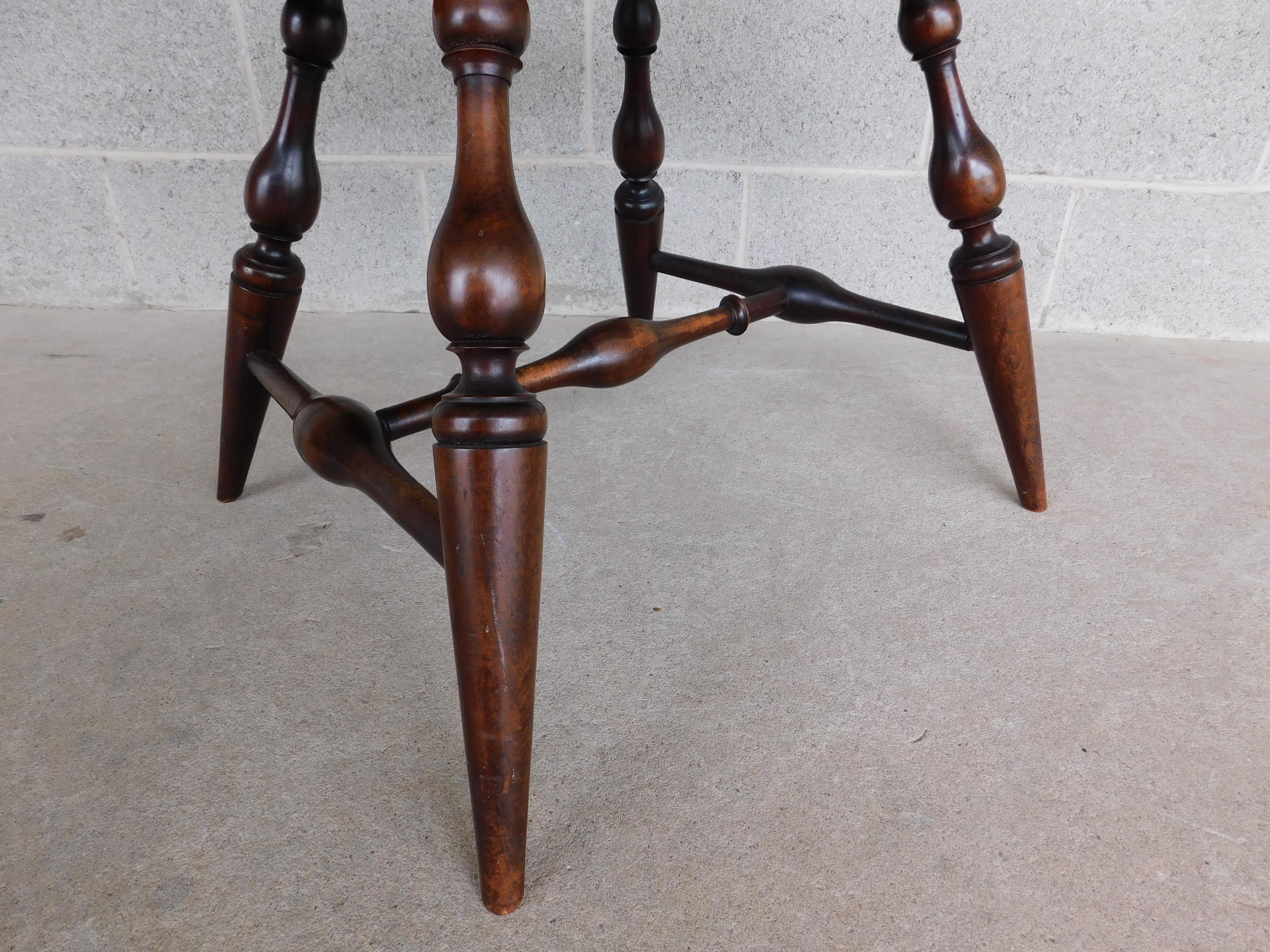 Wallace Nutting #420 Bow Back Windsor Arm Chair In Good Condition For Sale In Parkesburg, PA