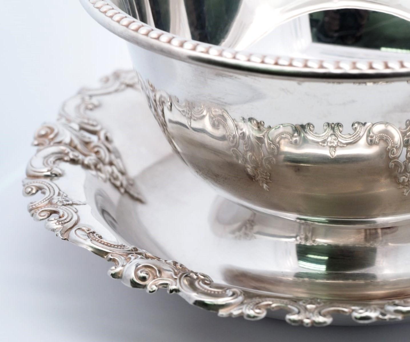 Beautiful Grande baroque by Wallace sterling silver gravy boat marked #4995.
This gravy boat measures 3 x 6 in diameter and weighs 7.5 ounces (214.6 grams). 
It is not monogrammed and is in very good condition. Wonderful!

Dimensions:
Height: 3 in