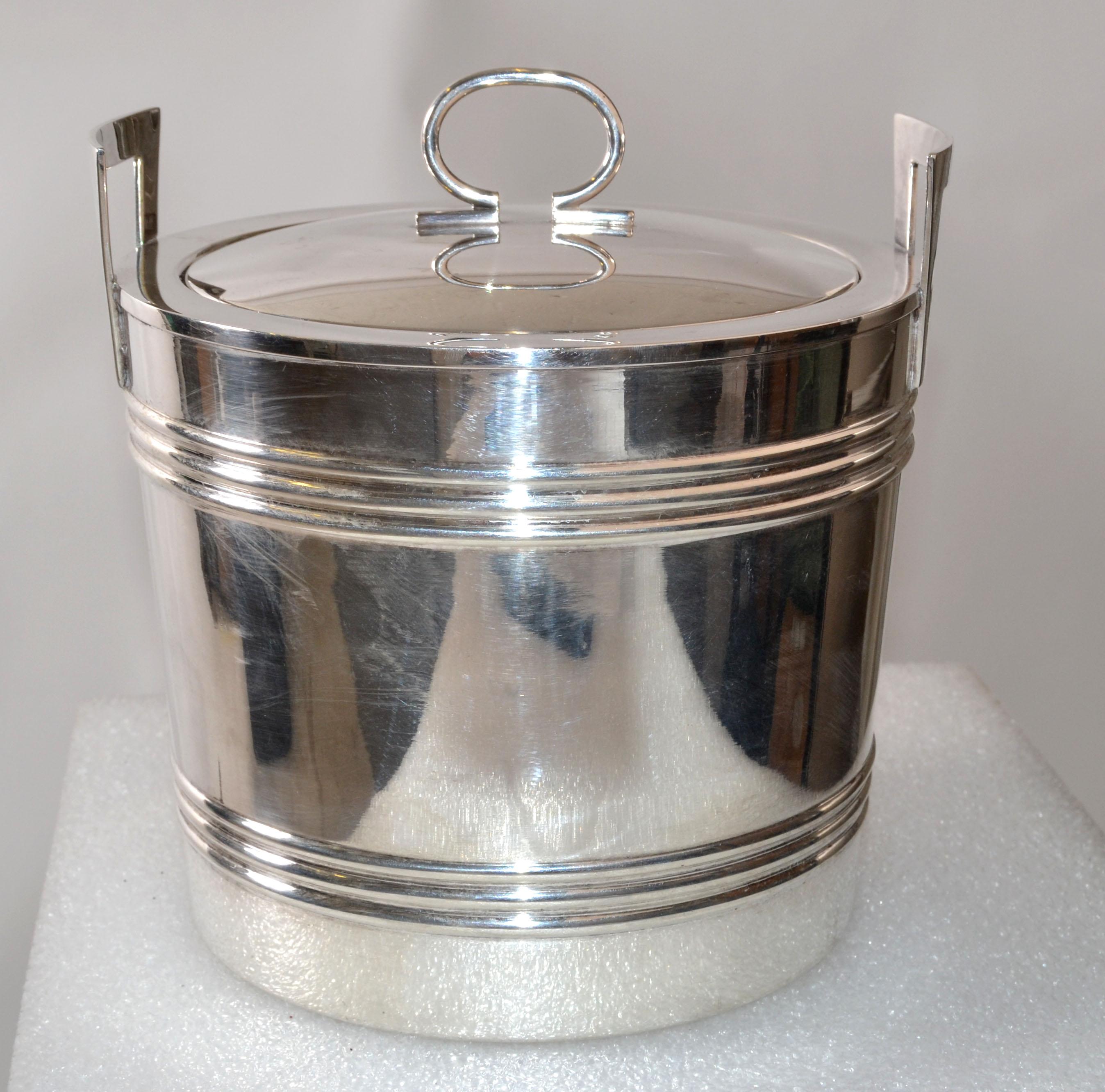 American Mid-Century Modern wallace silver plate ice bucket with handles and tight lid.
Marked at the base, E.P.N.S. S1128.
Inside diameter measures: 6.25 inches.
Good vintage condition.