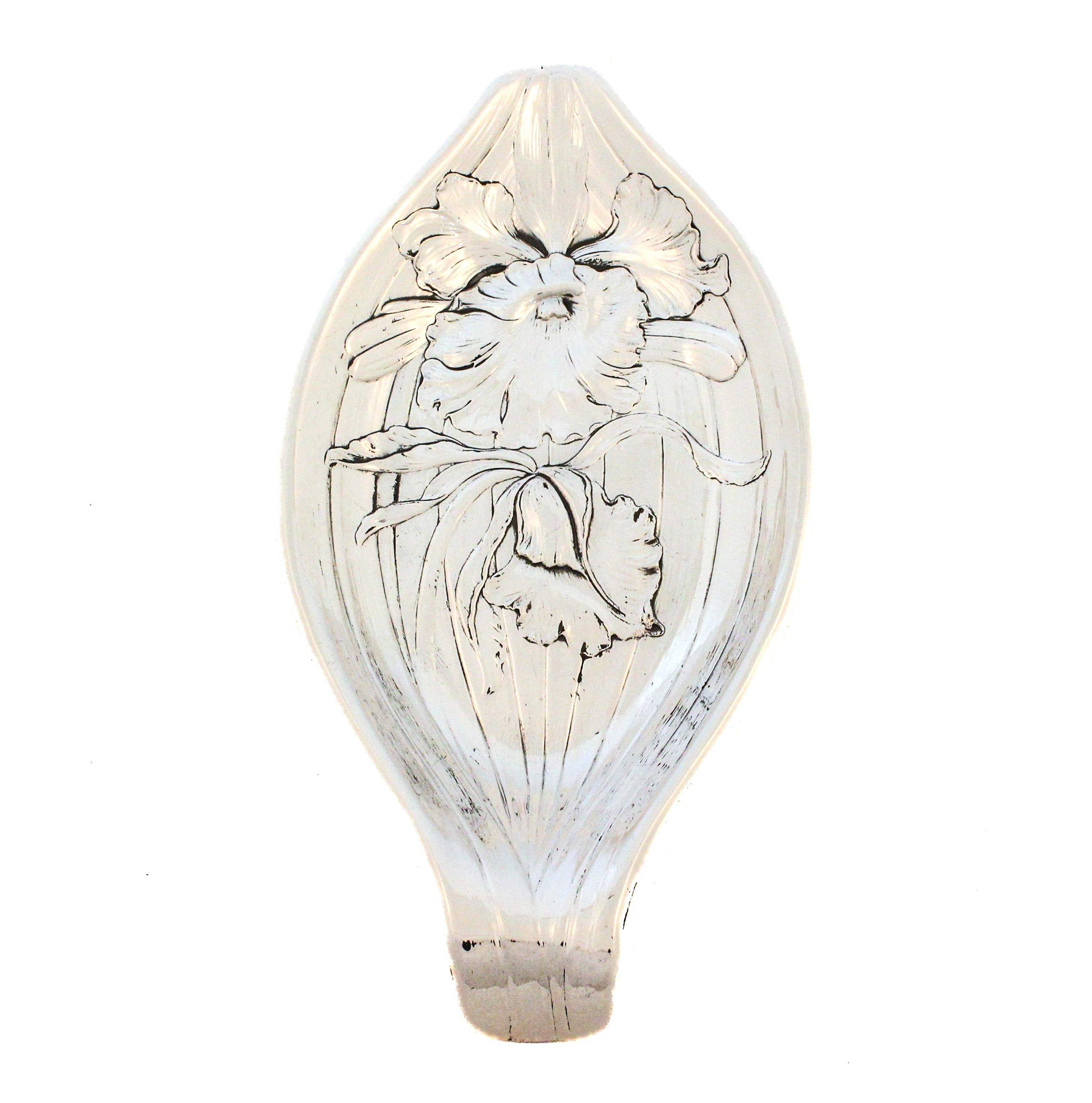 Eine elegante ovale Schale aus Sterlingsilber von Wallace Silversmiths aus dem späten 19. Jahrhundert. Mit einer Länge von 12 Zoll und einer Breite von 6 Zoll zeigt dieses schöne Beispiel von Jugendstil-Silberarbeiten ein reich verziertes Design mit