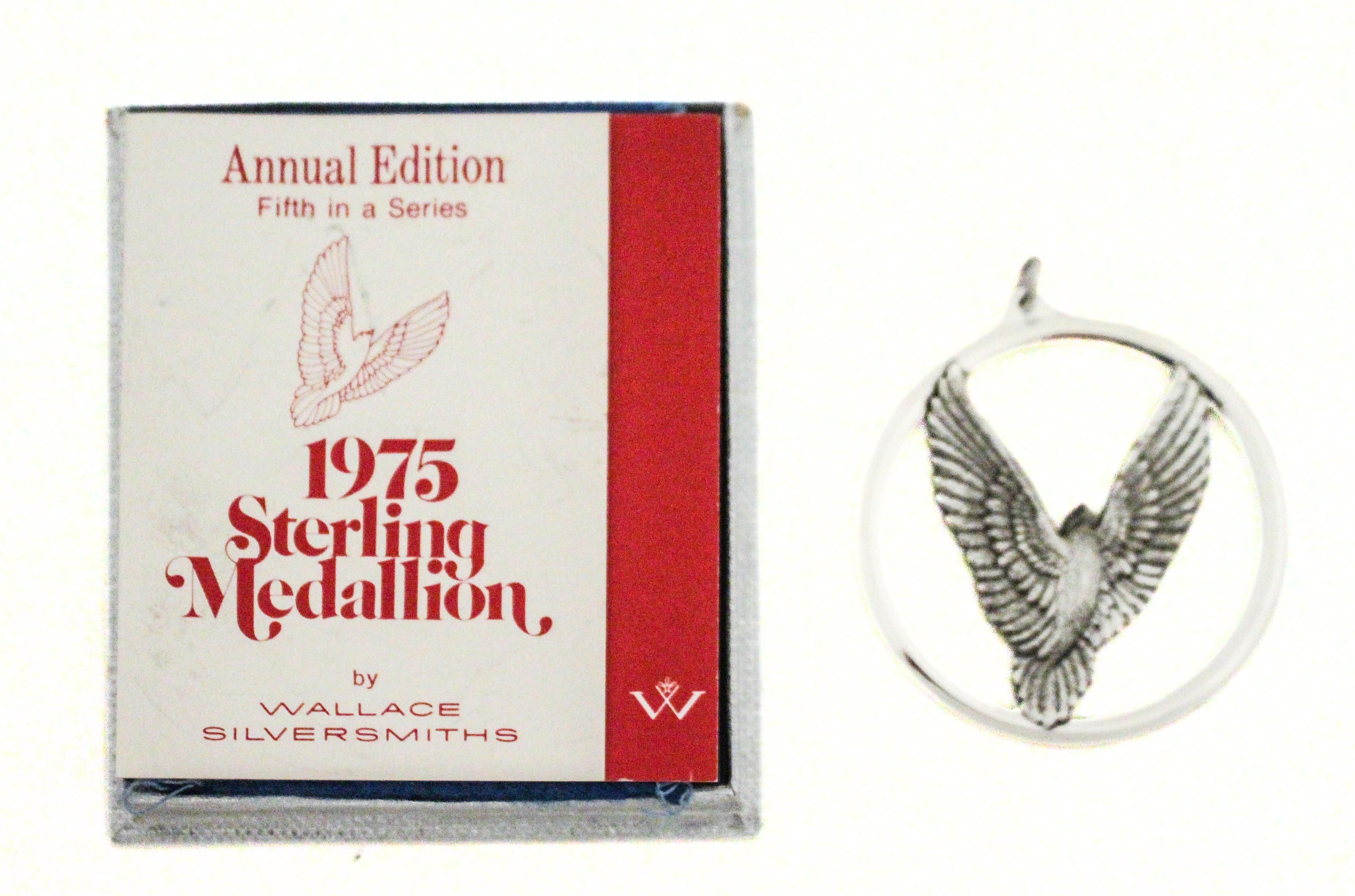 Questo medaglione natalizio in argento sterling, prodotto da Wallace Silversmiths nel 1975, rappresenta la quinta uscita della stimata serie di ornamenti natalizi annuali dell'azienda. Conosciuti per la loro eccezionale maestria e per i rilievi