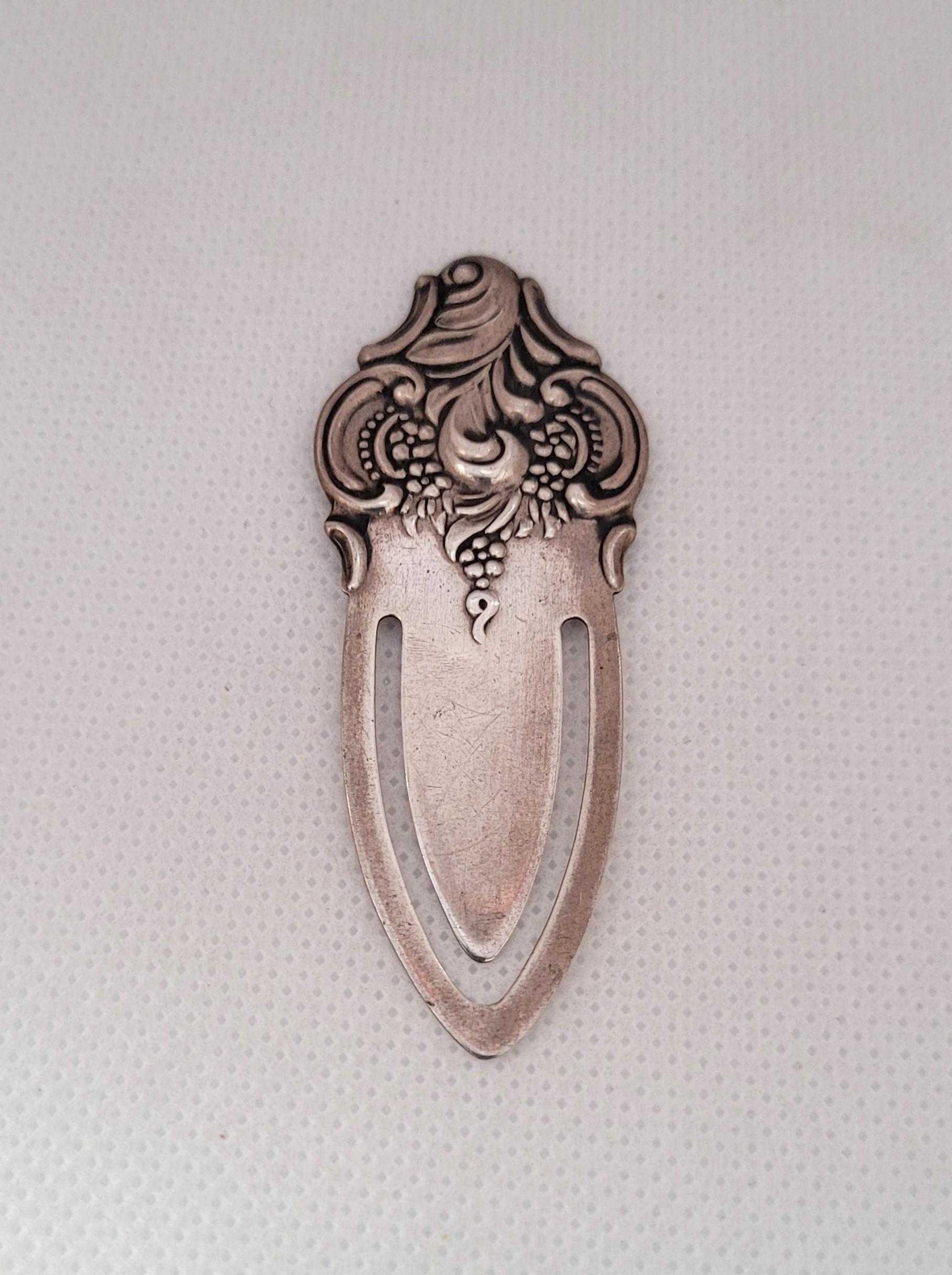 This is a beautiful decorative Wallace Sterling bookmark with the Grande Baroque design. This vintage bookmark is made of 4.4 grams of sterling silver and measures 63mm x 24mm. It is stamped 