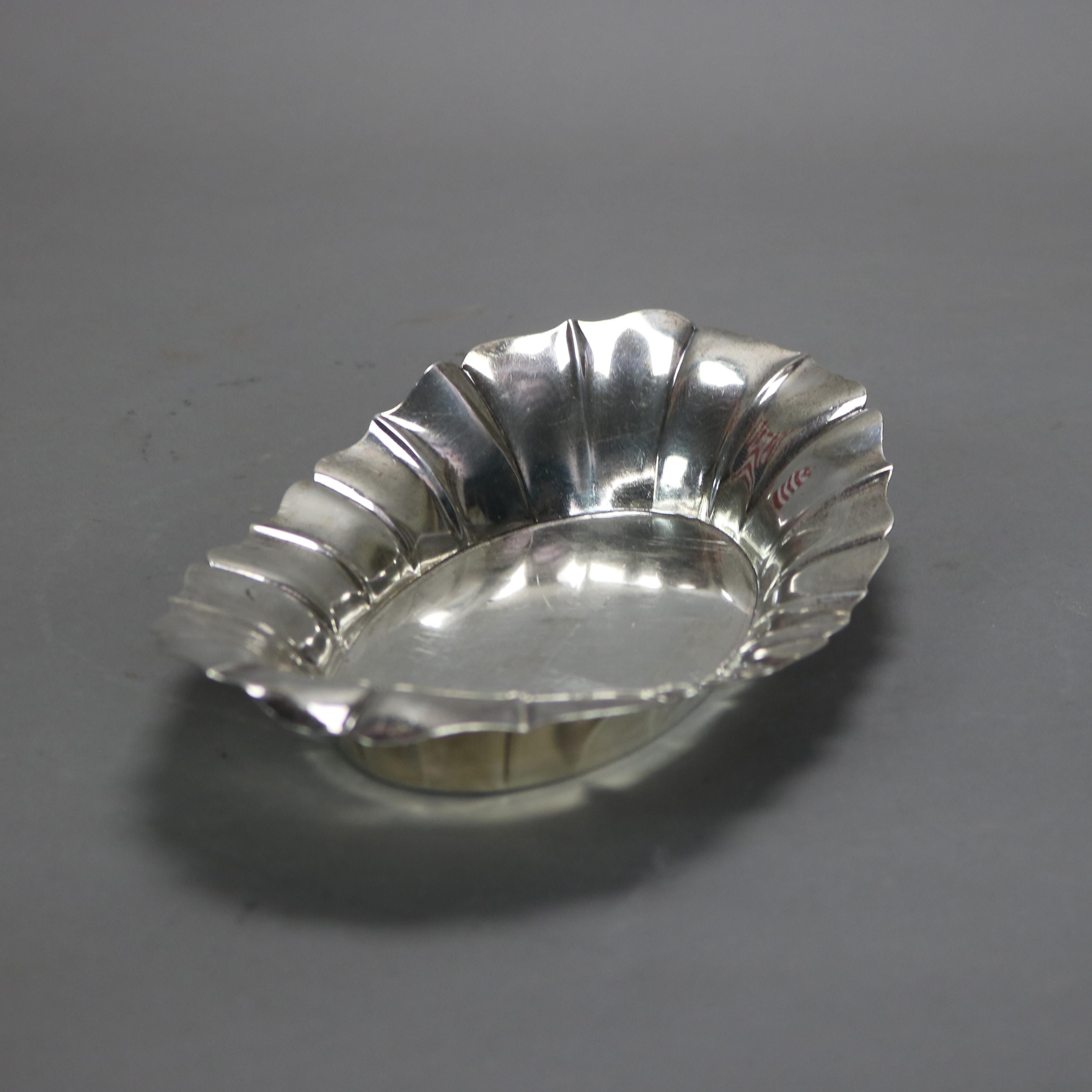 Bandeja acanalada para pan Wallace de plata de ley Circa 1940

Medidas: 1,5 