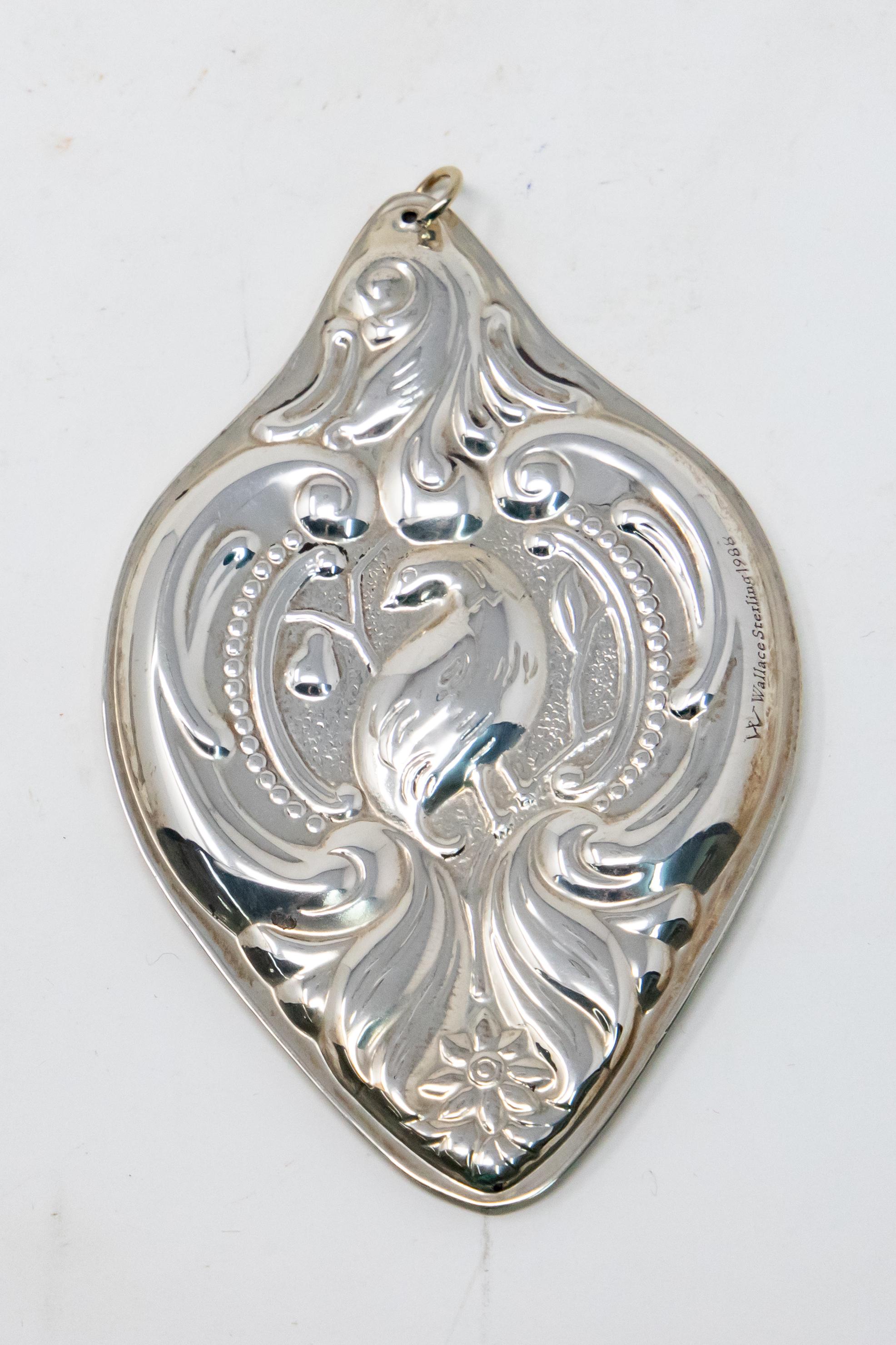 Offering this beautiful Wallace Sterling ornament from 1988. Depicting a Partridge in a Pear Tree in the center, then having foliate detail around him. Inscribed with Wallace Sterling 1988 on the side.